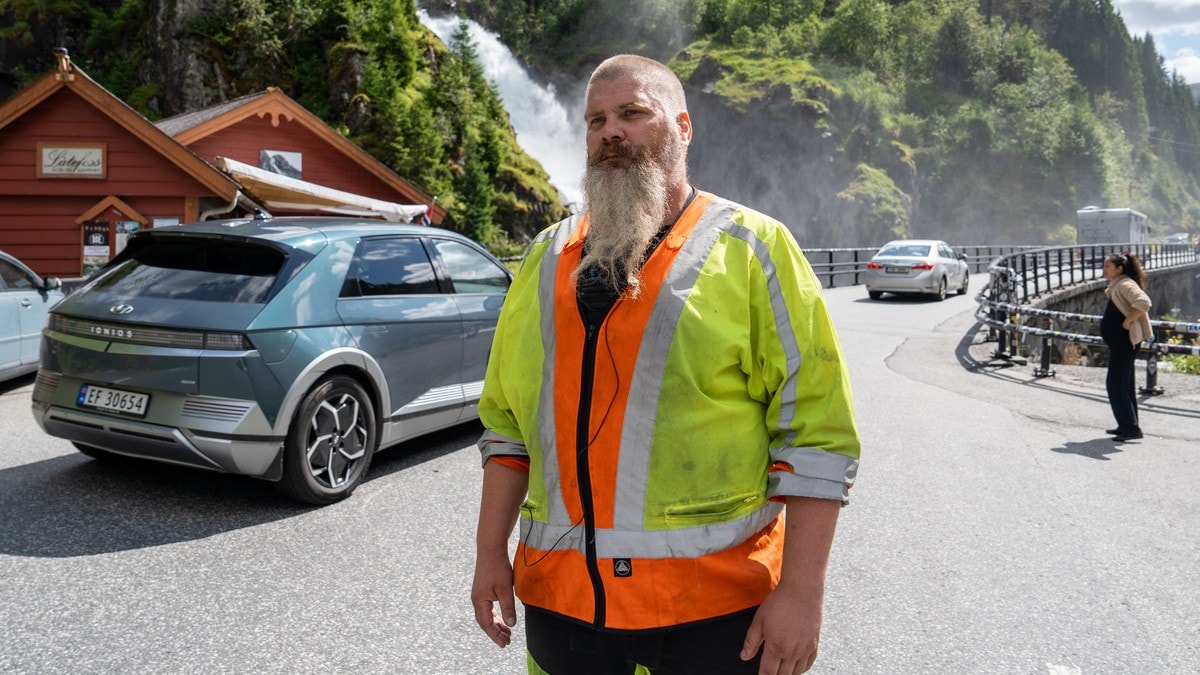 Her gjer trafikkdirigent Ingebrigt alt for å hindra fullt kaos ved turistmål