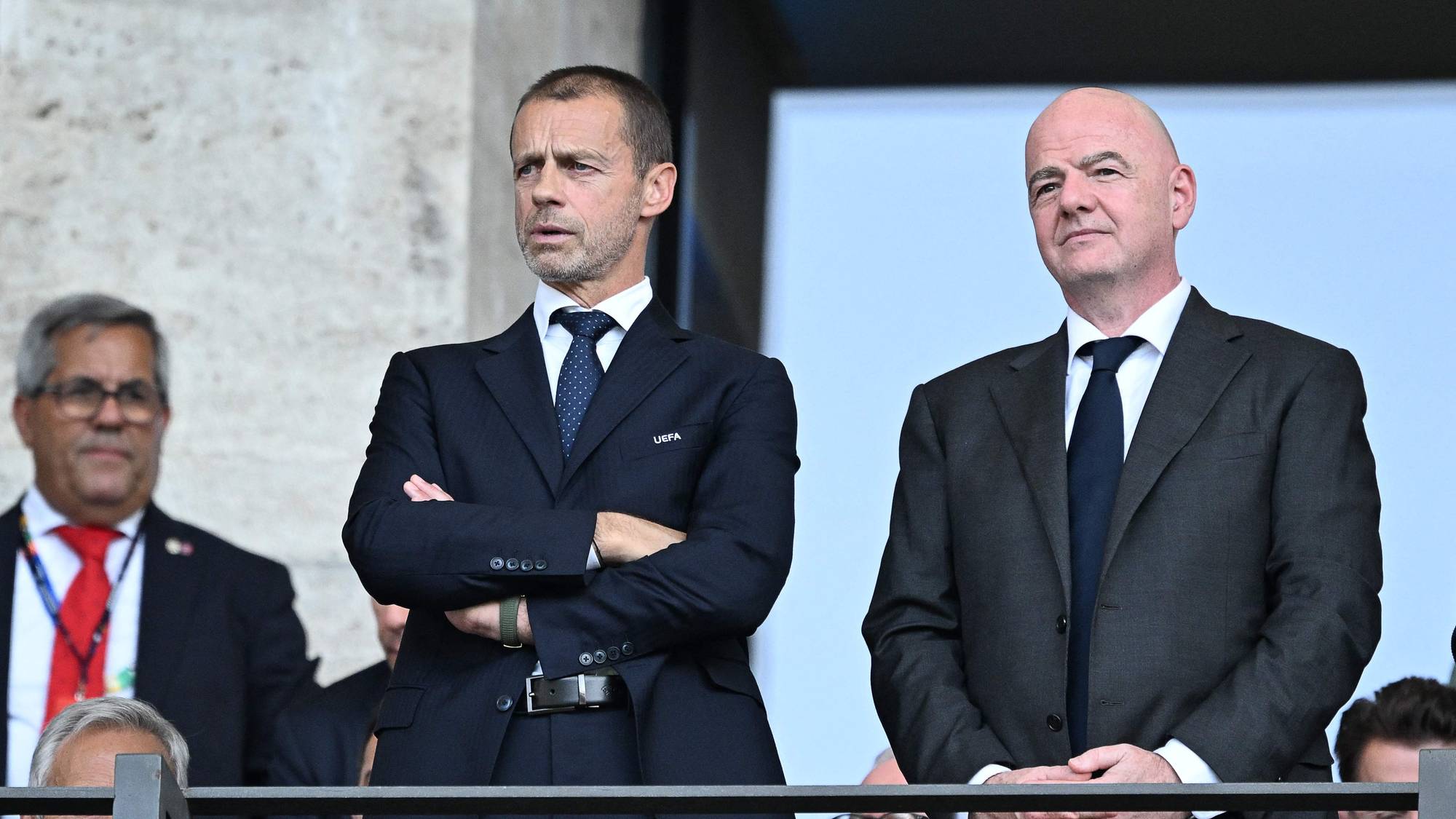 Aleksander Čeferin og Gianni Infantino står side om side på en tribune. (Bildebeskrivelsen er laget av en KI-tjeneste)