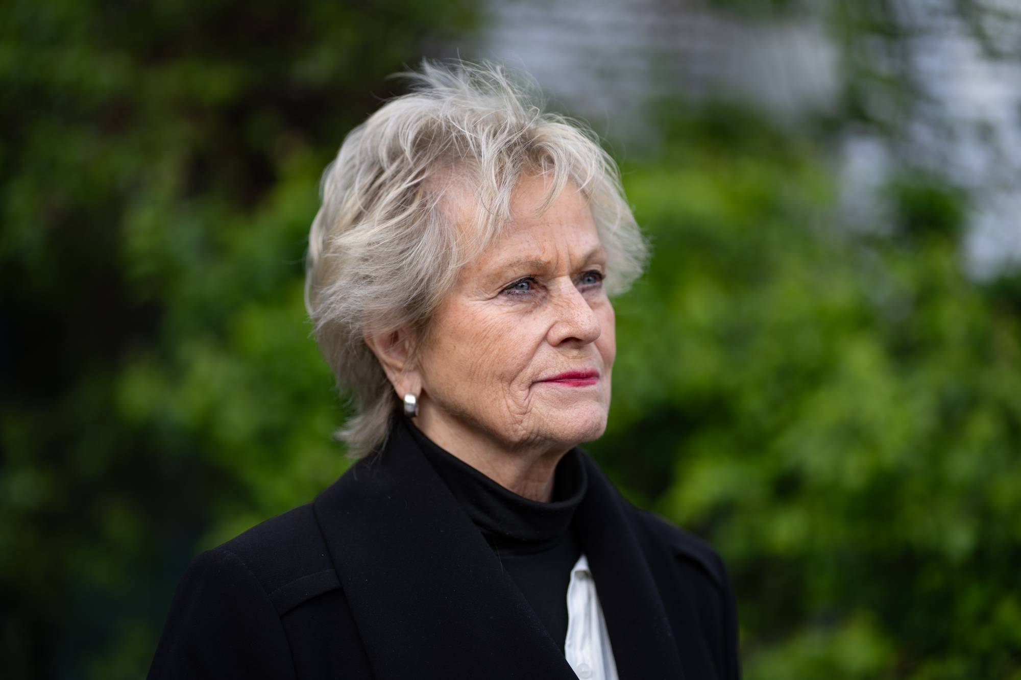 Anne Marie Ottersen med hvitt hår (Bildebeskrivelsen er laget av en KI-tjeneste)