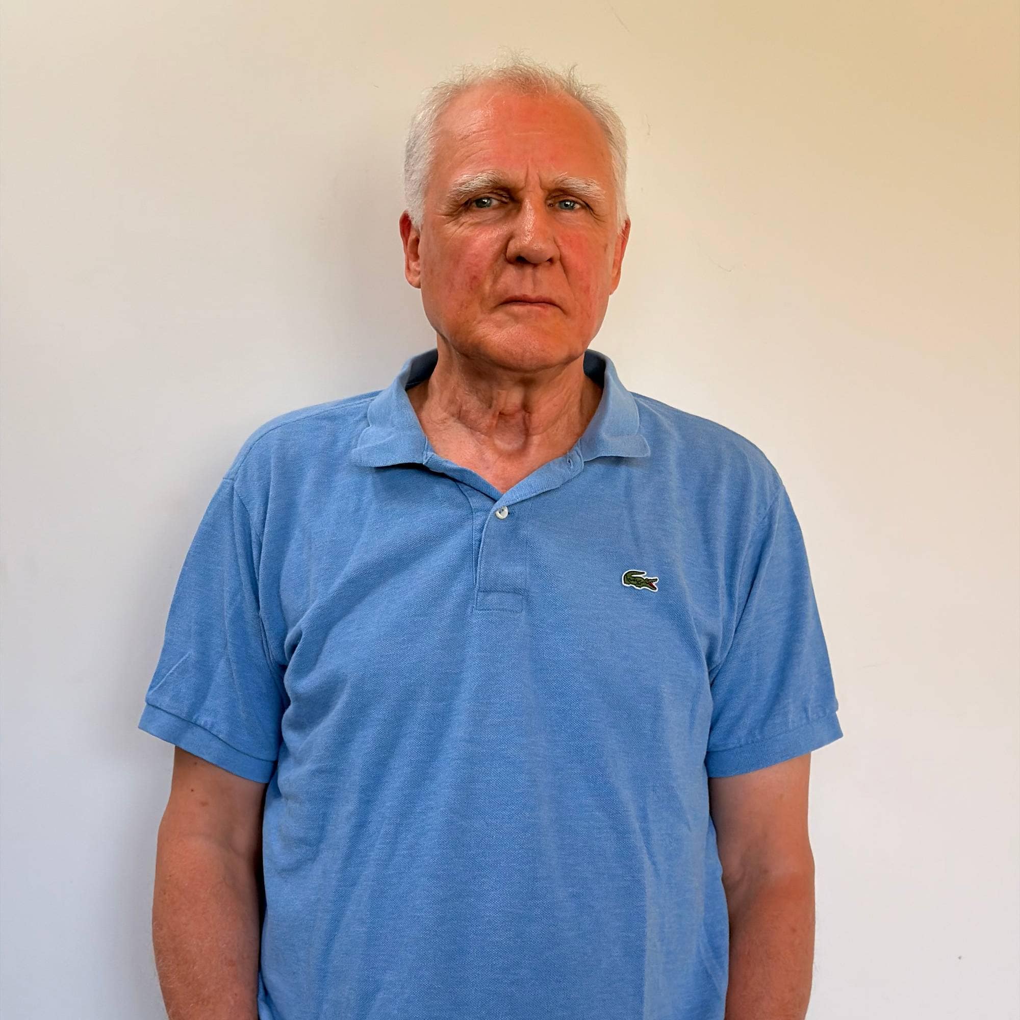 En person i blå skjorte (Bildebeskrivelsen er laget av en KI-tjeneste)