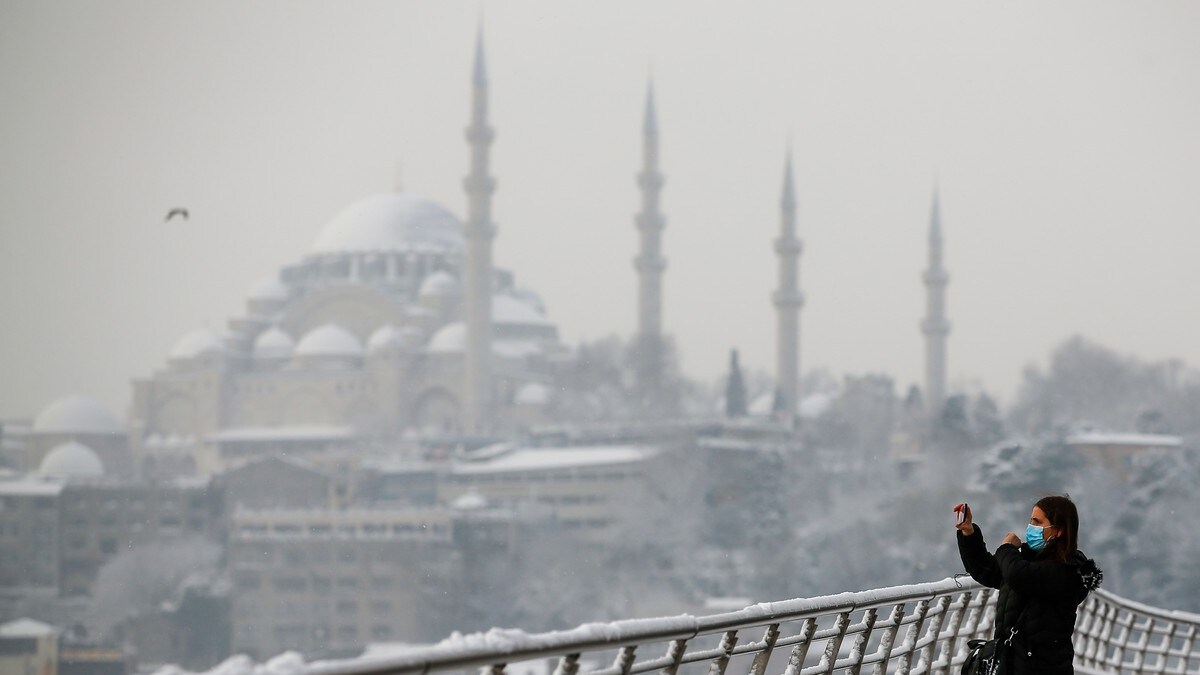 Snøkaos stenger flyplass i Istanbul