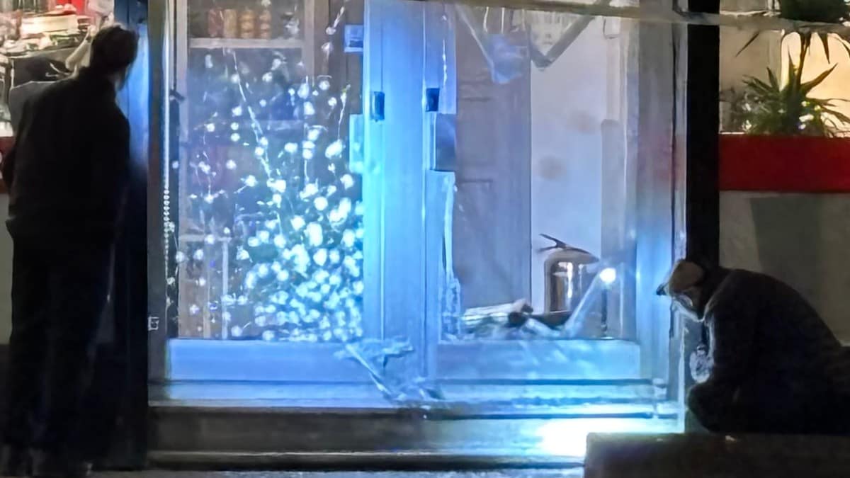 To krimteknikere fra politiet undersøker åstedet for granateksplosjonen på Strømmen i Lillestrøm FOTO: Zhilwan Manbari/NRK To krimteknikere fra politiet undersøker åstedet for granateksplosjonen på Strømmen i Lillestrøm FOTO: Zhilwan Manbari/NRK