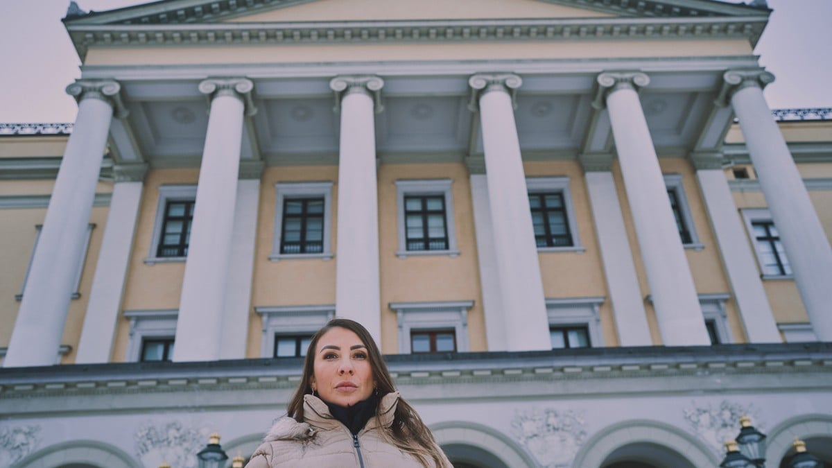 Hun ble misbrukt av Epstein i flere år: Ber kronprinsesse Mette-Marit si unnskyld