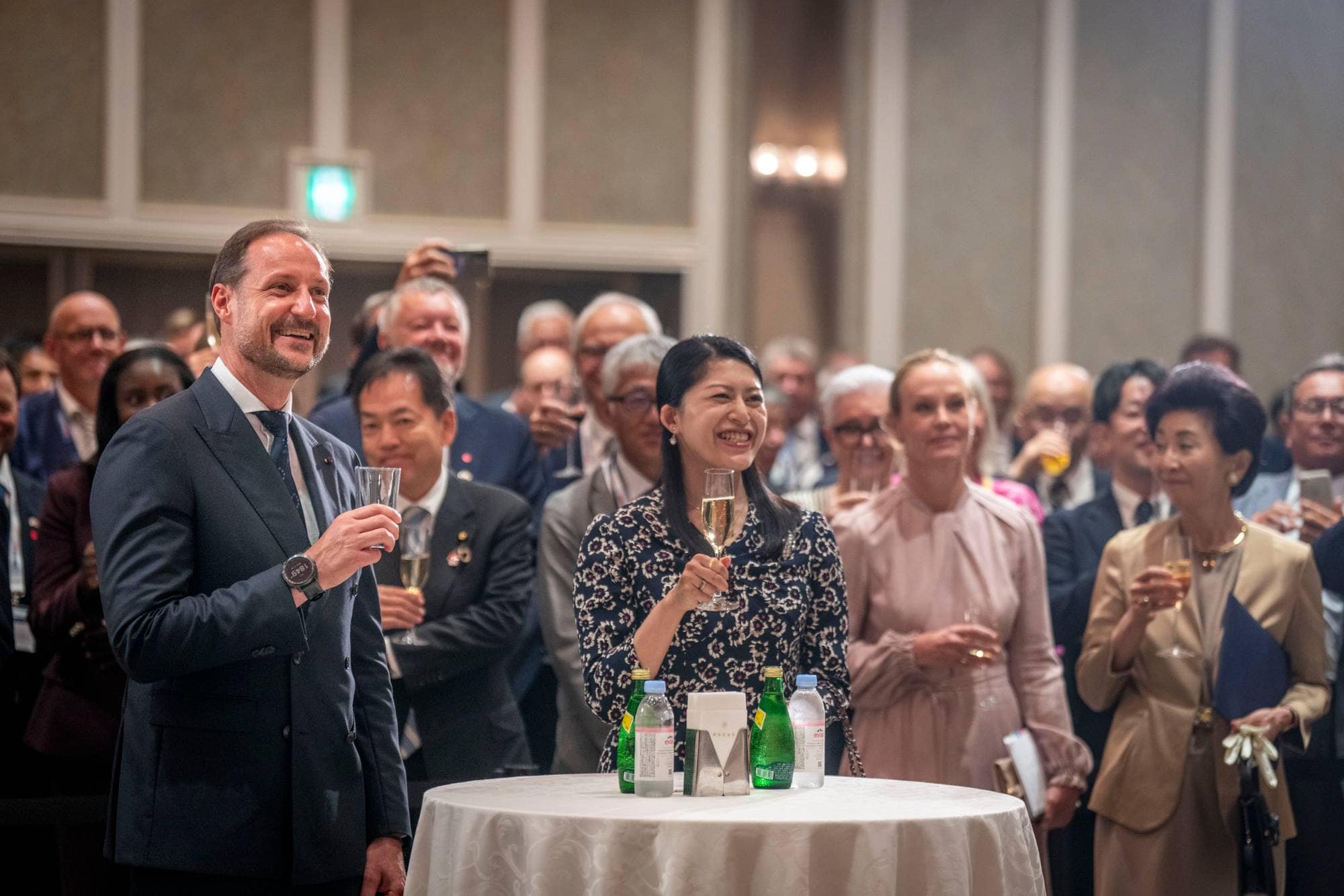 Kronprins Haakon står ved siden av Japans prinsesse Tsuguko på en mottakelse i regi av Sjømat Norge i Tokyo