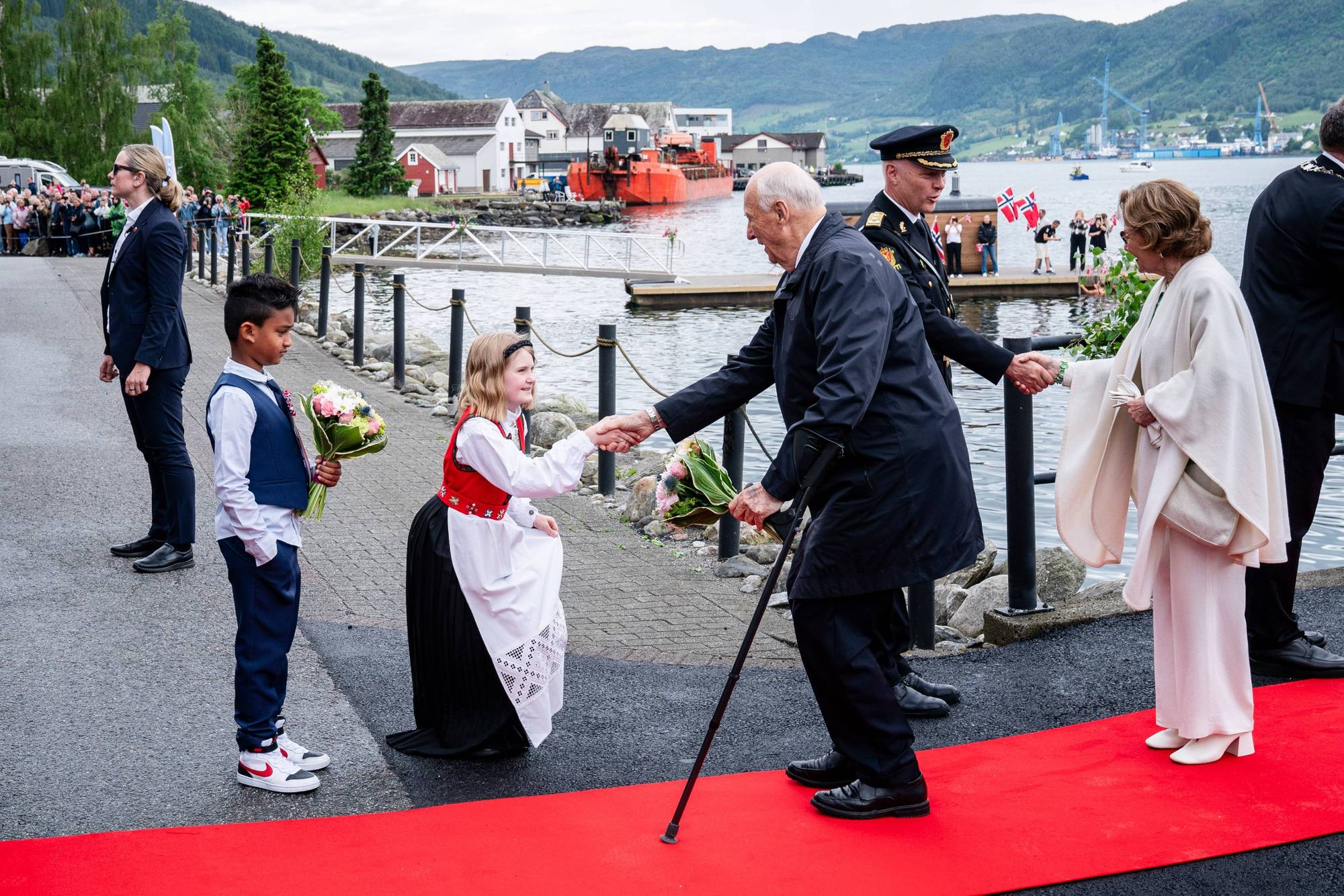 Kongeparet møtes av blomsterbarn når de ankommer på fylkestur i Rogaland i 2024