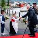 Foto: Eskil Wie Furunes / NRK Kong Harald hilser på en blomsterjente som neier, under kongeparets fylkestur i Agder og Rogaland i 2024