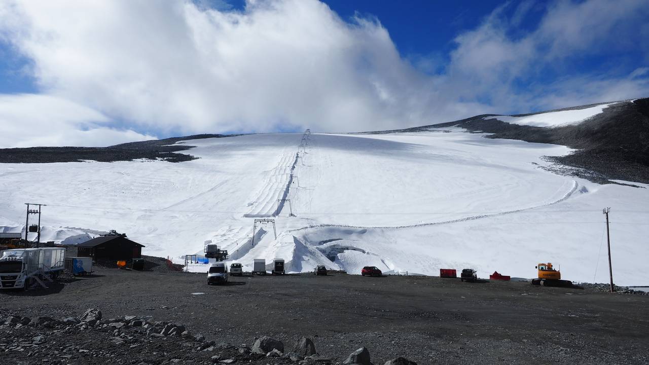 Mer snø på Galdhøpiggen sommerskisenter i år enn i fjor.