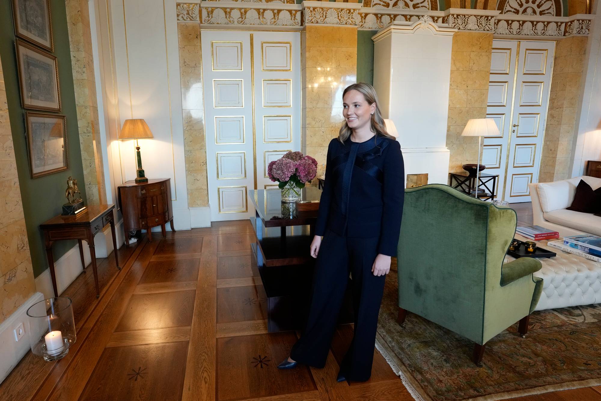 Kronprinsesse Ingrid Alexandra står innenfor døren på hennes nye kontor på Slottet, Arkadeværelset, som faren hadde før henne, da han var kronprins.