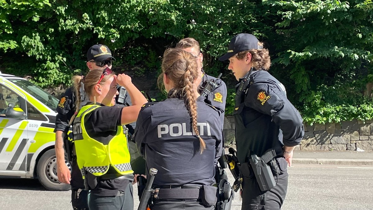 Fallulukke på Bislett Naudetatane er på ei adresse på Bislett i Oslo, der ein person skal ha falle ut av eit vindauge i 4. etasje.
Politiet skriv at det truleg er ei ulukke.
Personen framstår kritisk skadd.