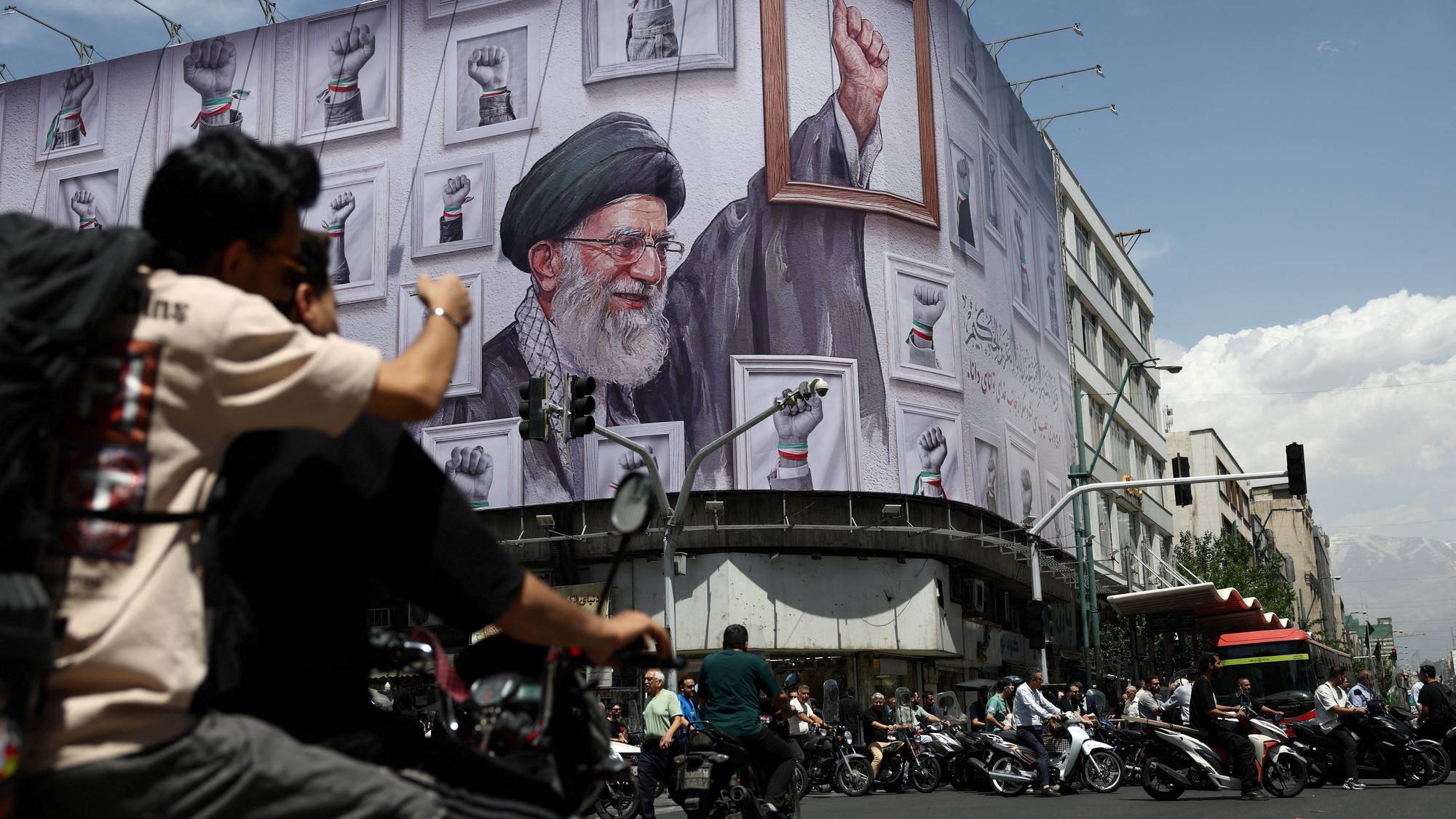 Teheran - plakat med bilde av avdøde ayatollah Ali Khamenei. Bildet er tatt av AFP 6. mai 2025.