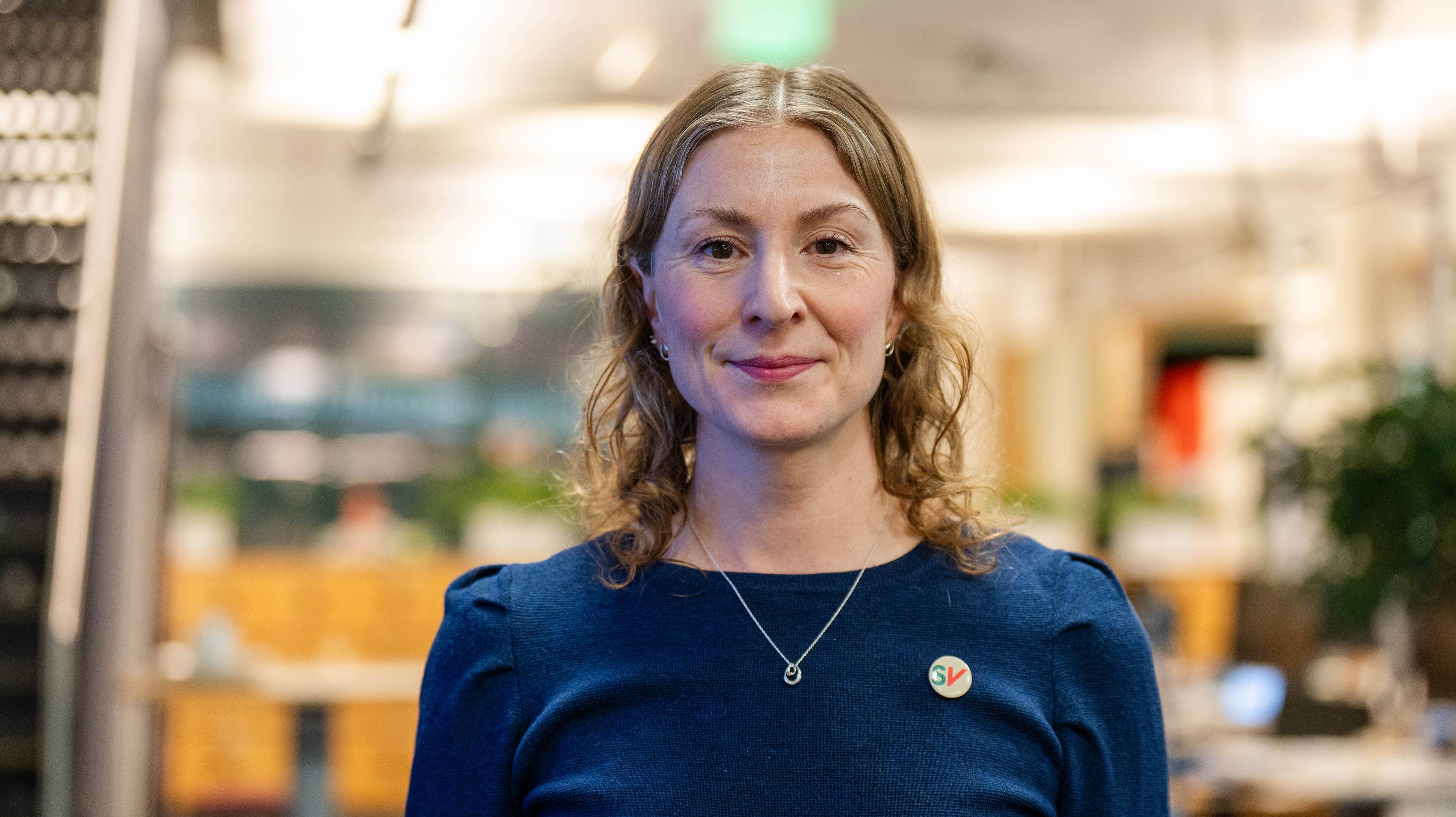Julie Remen Midtgarden, Høyre og Sunniva Holmås Eidsvoll, SV, møttes i politisk kvarter for å snakke om fraværsgrensa.