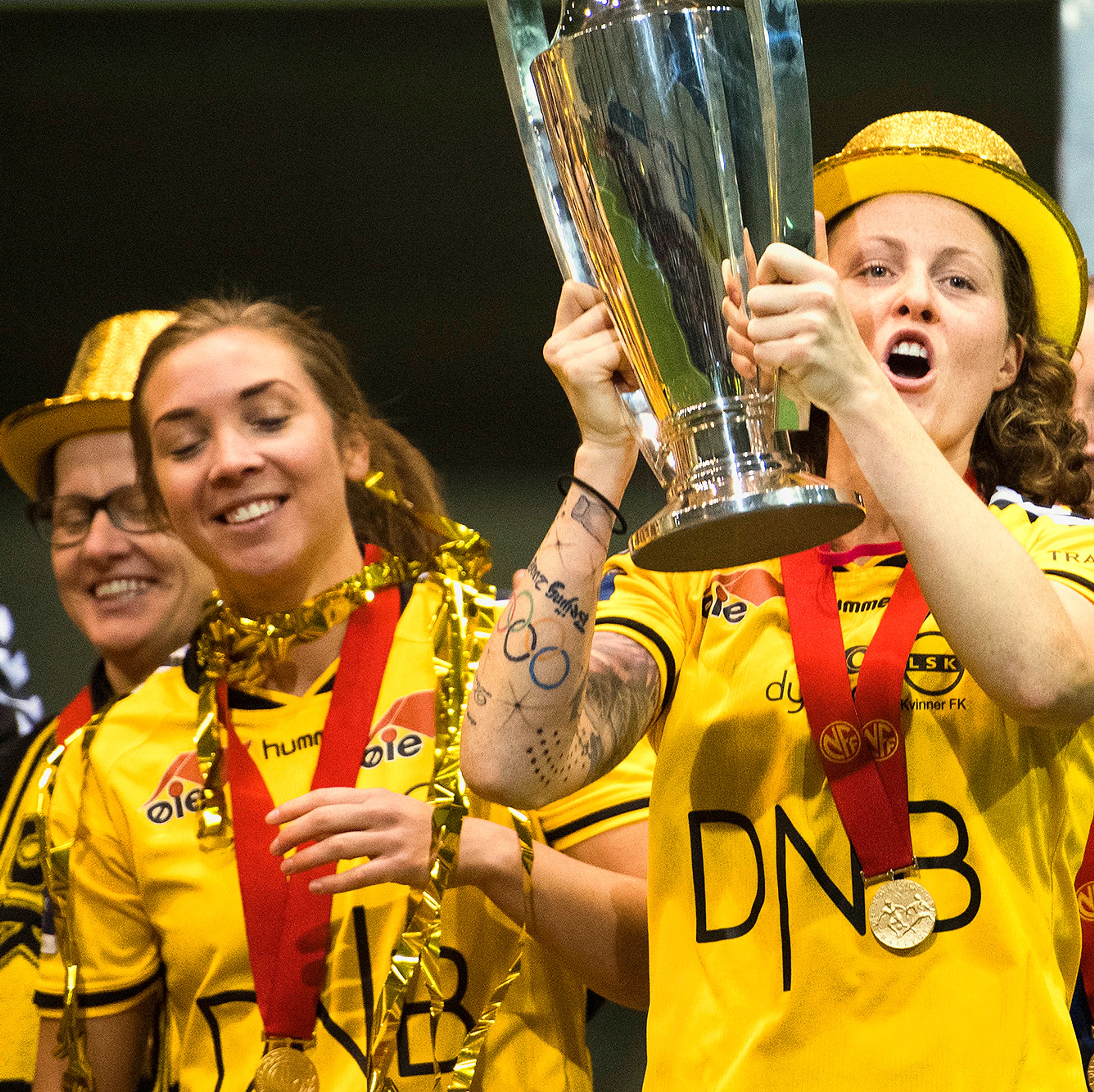 Lillestrøm  20161105.Toppserien fotball 2016: LSK Kvinner - Sandviken (4-0). Lillestrøms Isabell Herlovsen (t.h) jubler for seriegull etter seier i seriefinalen i Toppserien mellom LSK Kvinner og Sandviken i LSK-hallen.Foto: Jon Olav Nesvold / NTB scanpix Lillestrøm  20161105.Toppserien fotball 2016: LSK Kvinner - Sandviken (4-0). Lillestrøms Isabell Herlovsen (t.h) jubler for seriegull etter seier i seriefinalen i Toppserien mellom LSK Kvinner og Sandviken i LSK-hallen.Foto: Jon Olav Nesvold / NTB scanpix Toppserien fotball 2016: LSK Kvinner - Sandviken (4-0).