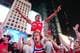 Ryan Murphy / REUTERS,NTB Personer i norske landslagsdrakter jubler på Times Square i New York.