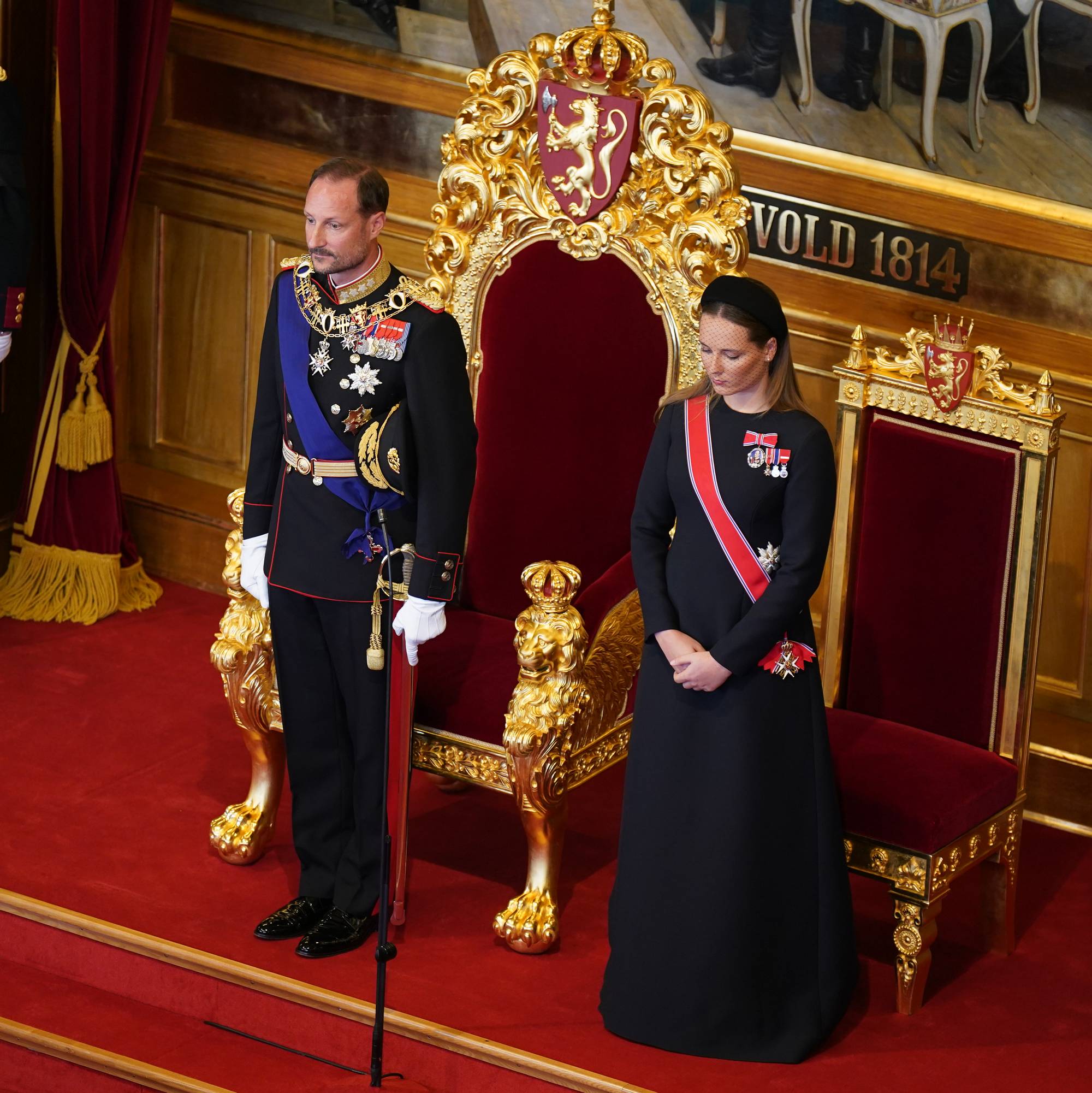 Kong Haakon VIII og kronprinsesse Ingrid Alexandra i stortingssalen