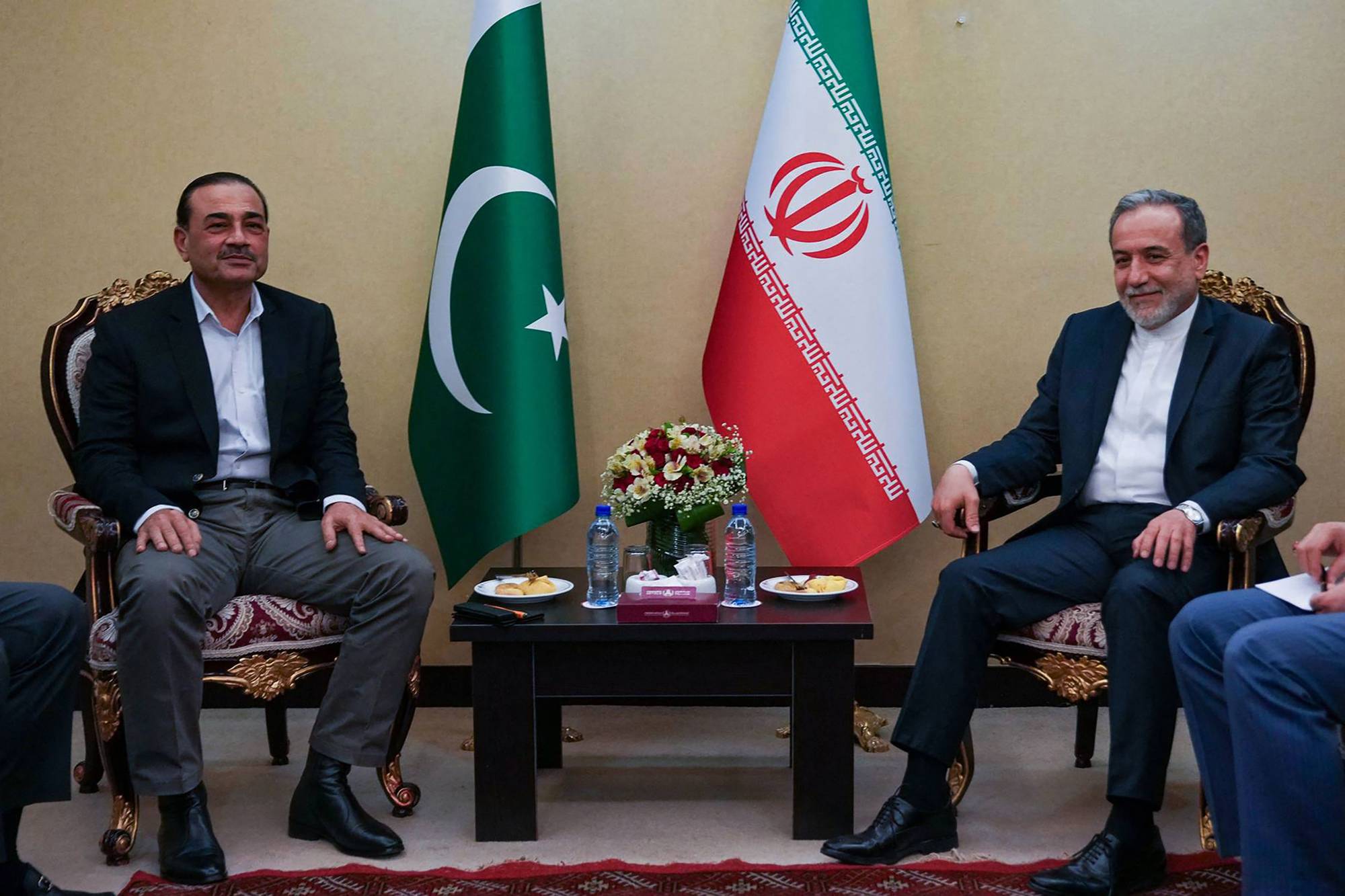 Irans utenriksminister Abbas Araghchi (til høyre) i møte med Pakistans hærsjef Syed Asim Munir, 
