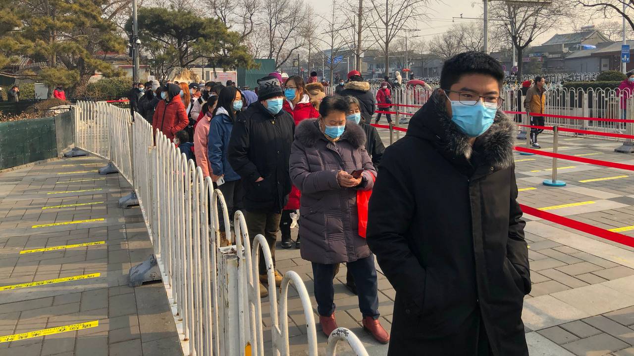 Innbyggere i Beijing står i kø for å bli testet for Covid-19