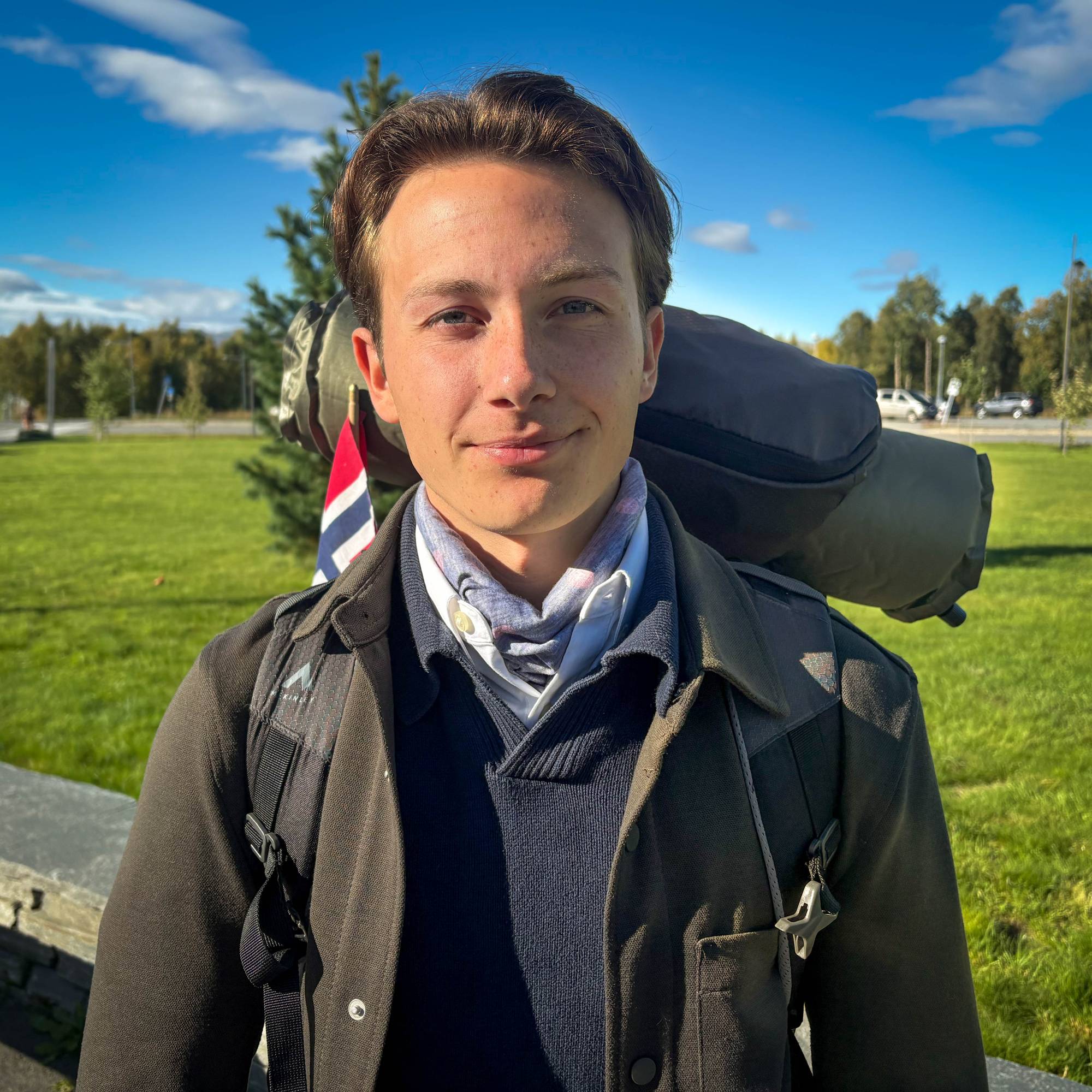 Alexander Sirris Står i Alta og Haiker