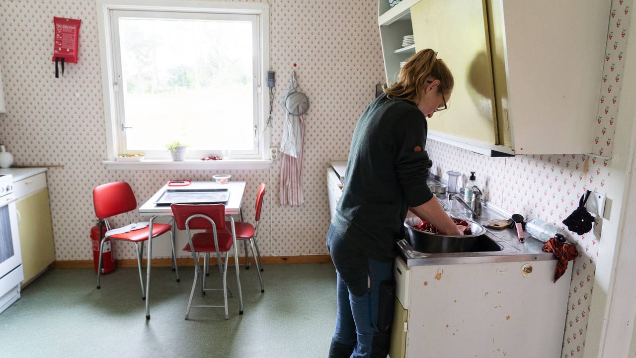 Marte Olsen på kjøkkenet.