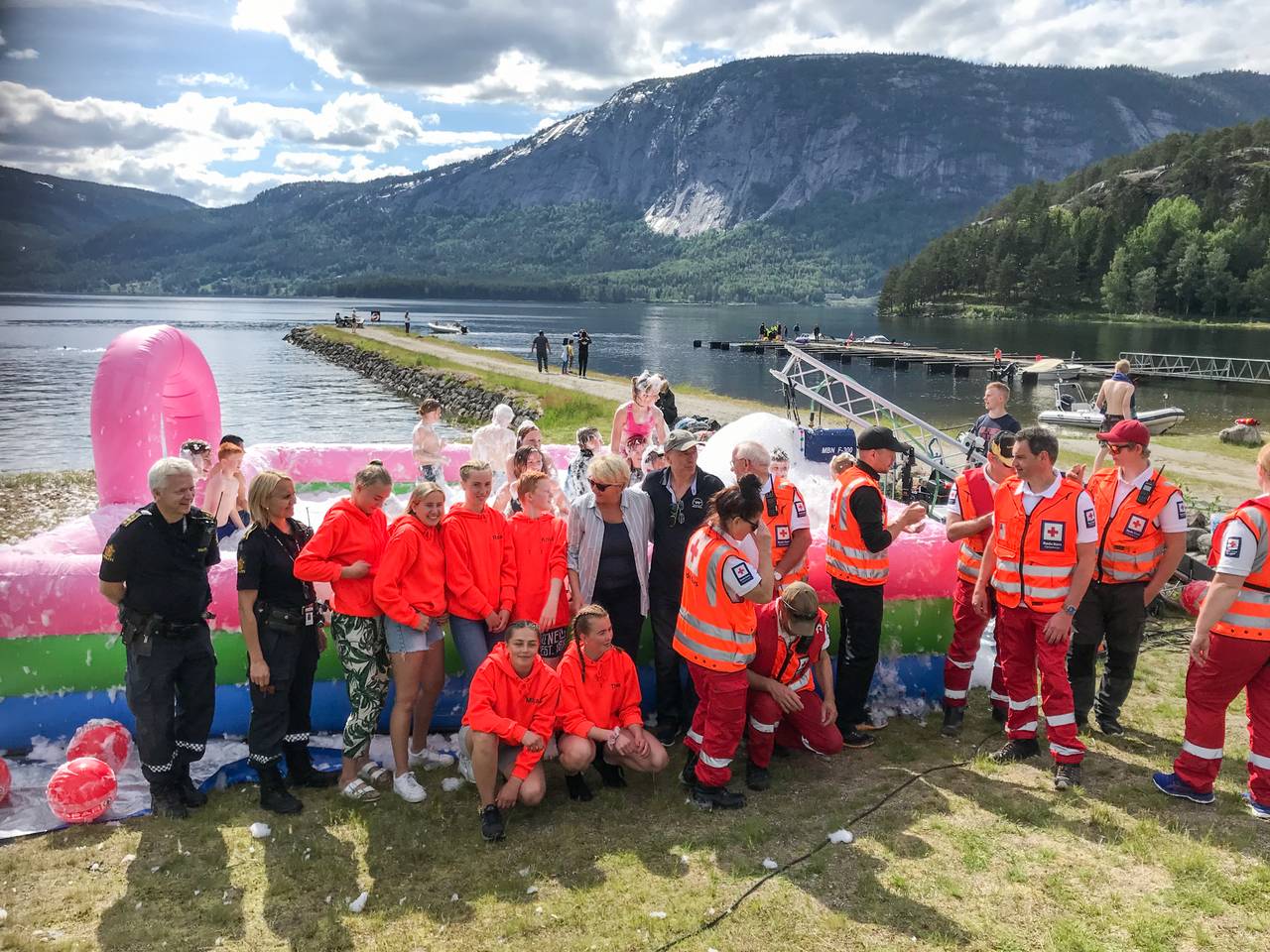 Politi, Røde kors og arrangørene sammen med Hilde Martini Momrak på vannfesten i Fyresdal
