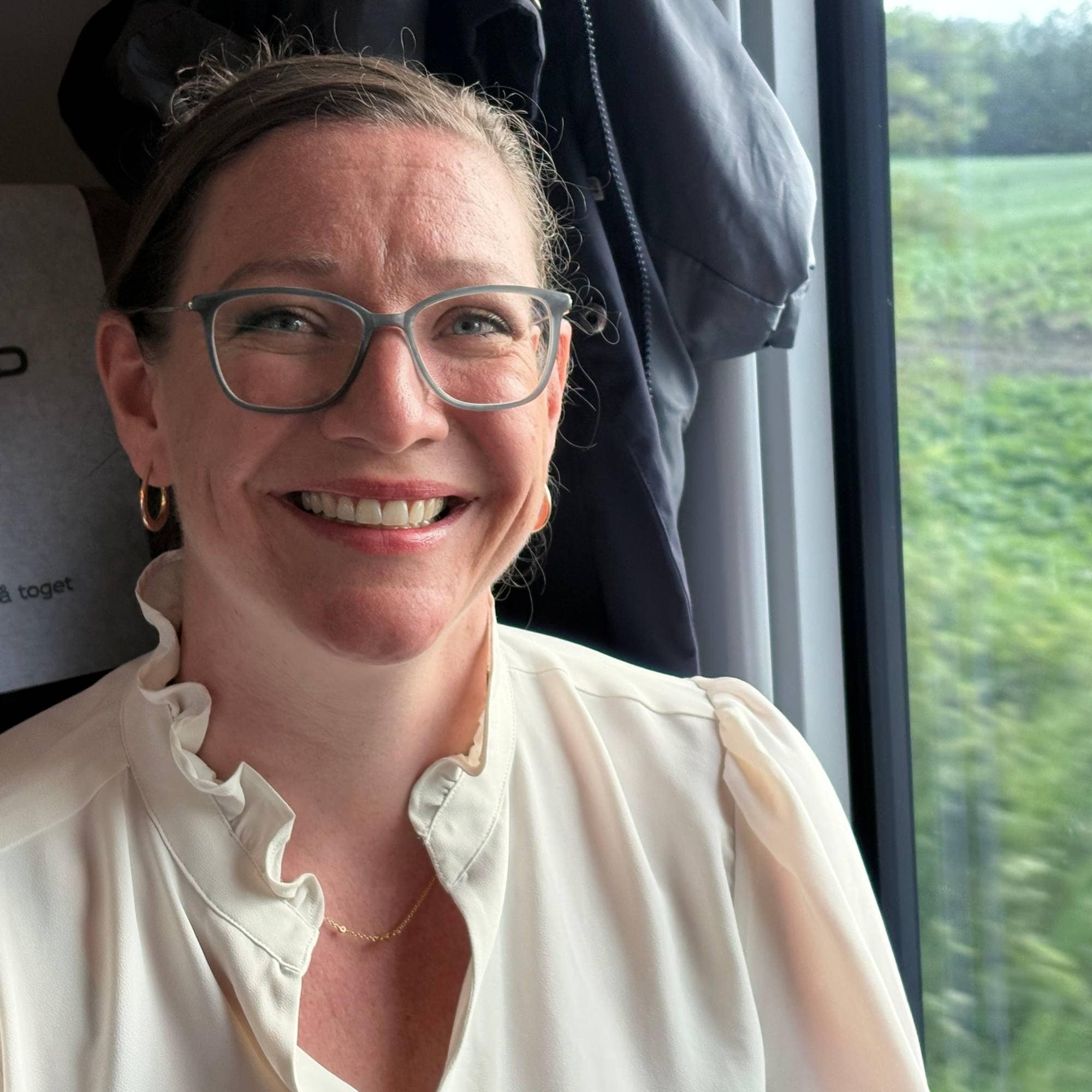 Randi Ness i SJ Norge sitter på toget 