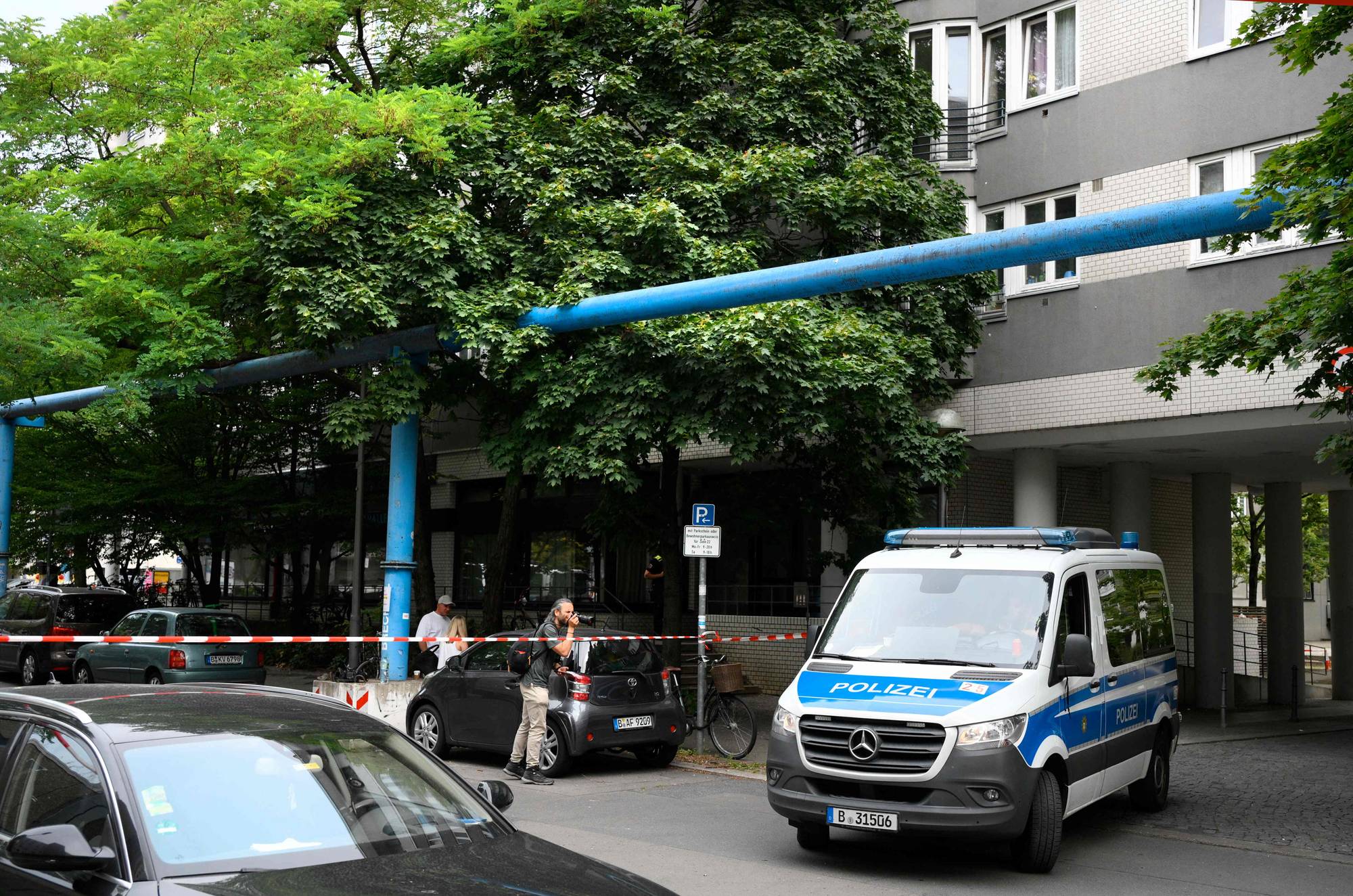 Politibil utenfor et leilighetsbygg i Berlin. 