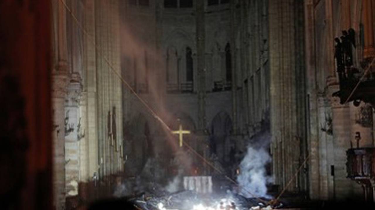 Korset i Notre-Dame etter brannen