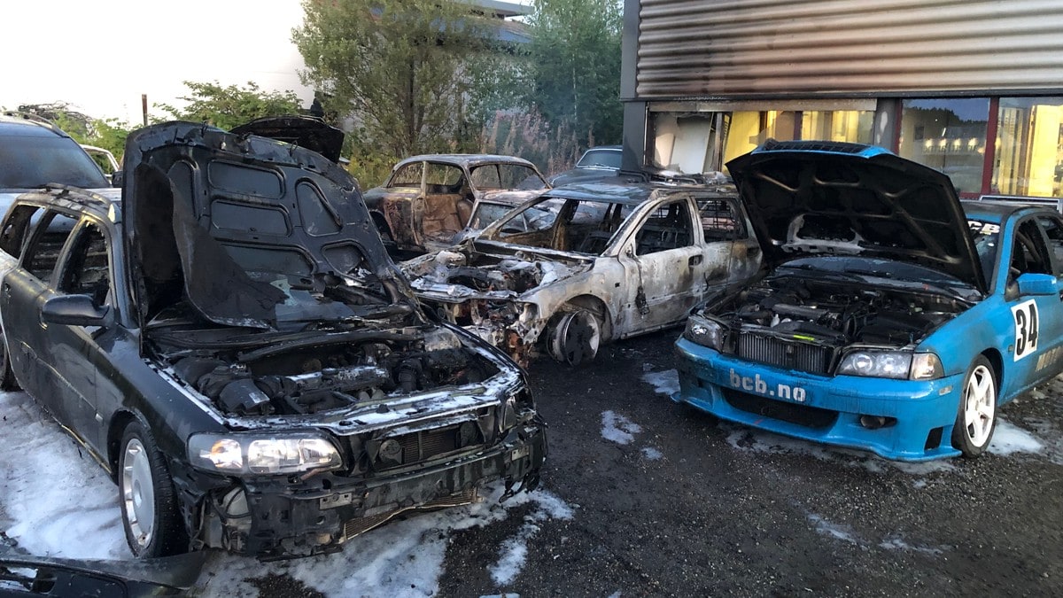 Bilbranner i Brumunddal: – Rimelige sikre på at dette er påtent
