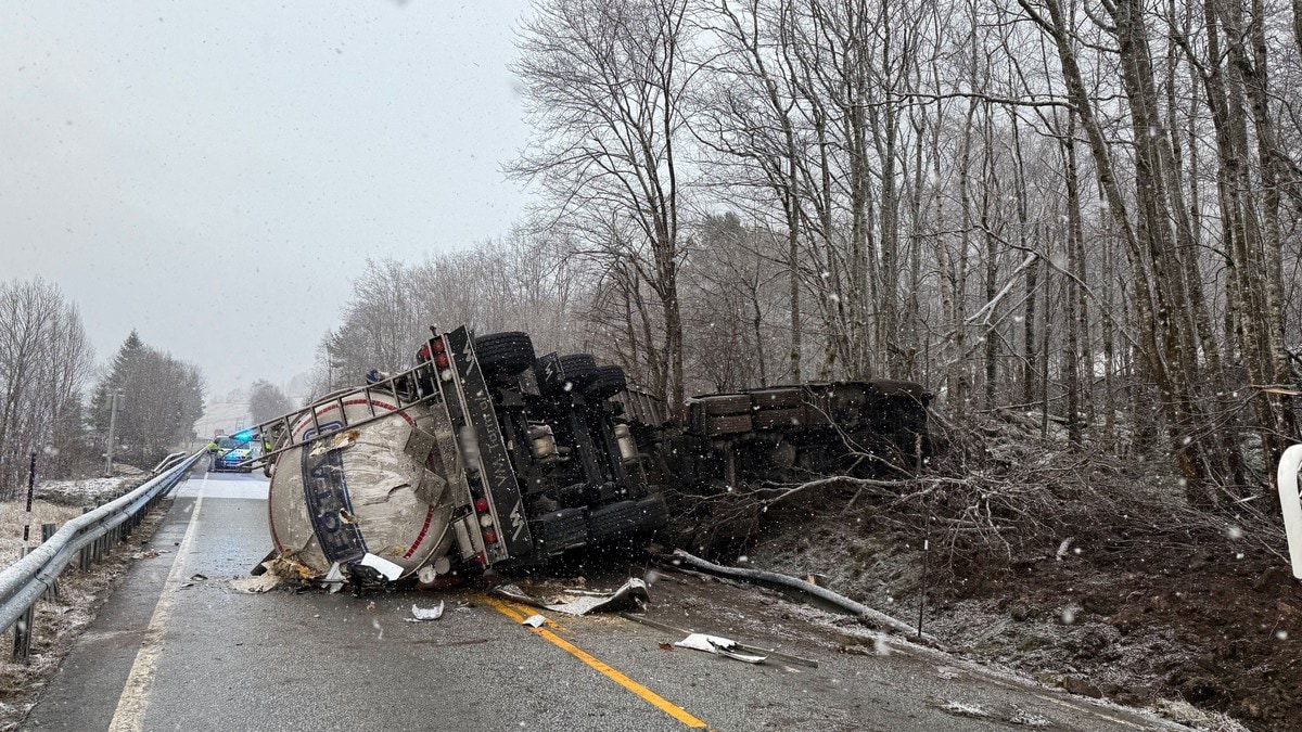 Krevende føre: Tankbil har velta på E39