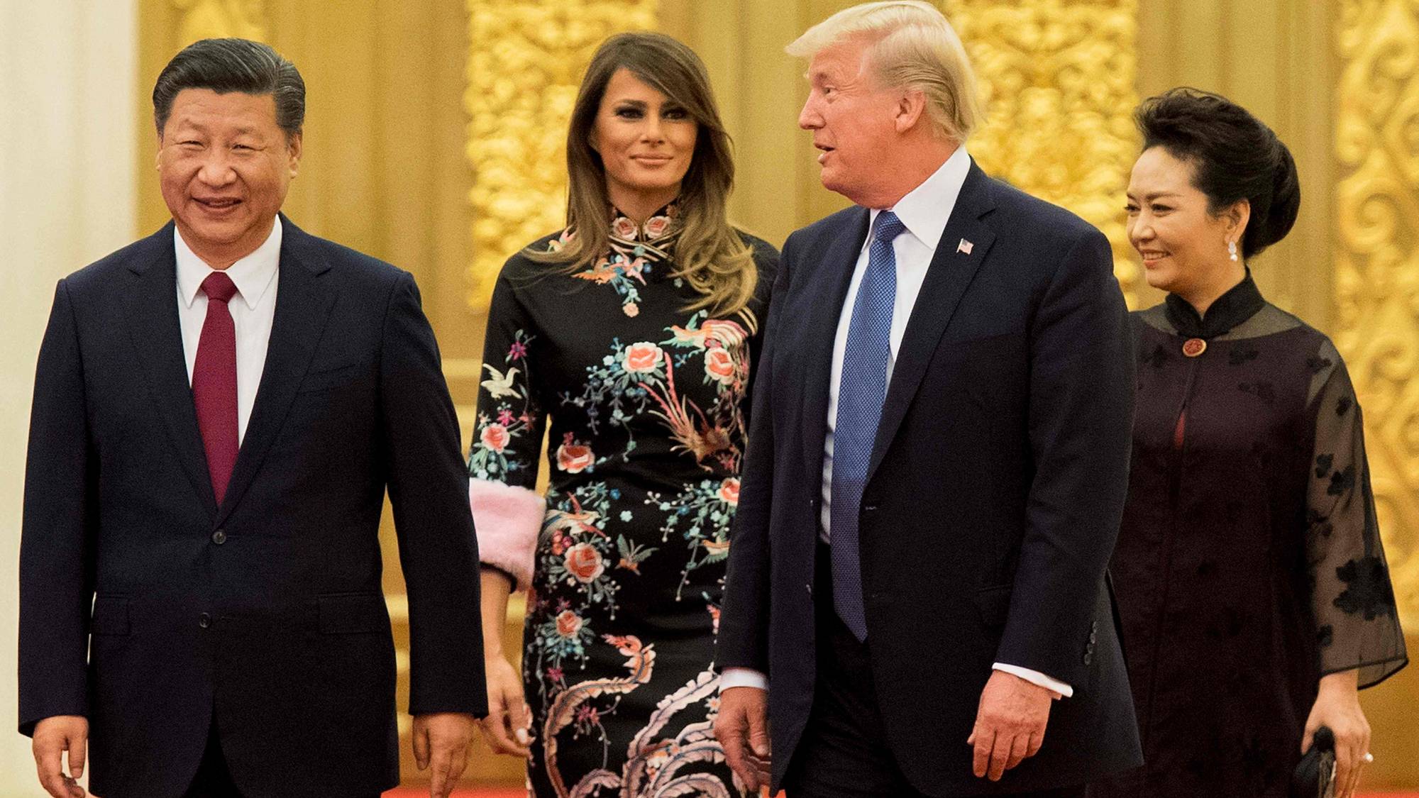 Stemningen mellom de to presidentene var hjertelig da Donald Trump og førstedame Melania Trump ble vist inn til gallamiddag av Xi Jinping og Peng Liyuan i Folkets store hall i november 2017.