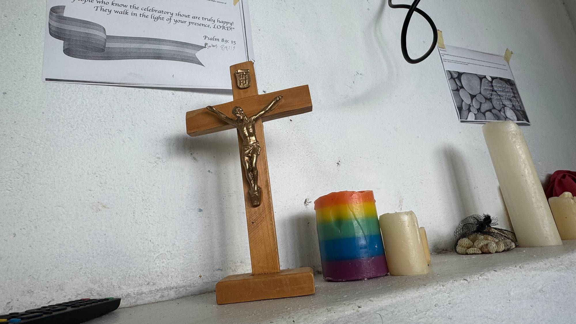Eit stearinlys i regnbogefargar og eit kors i ei kyrkje for skeive i Nairobi