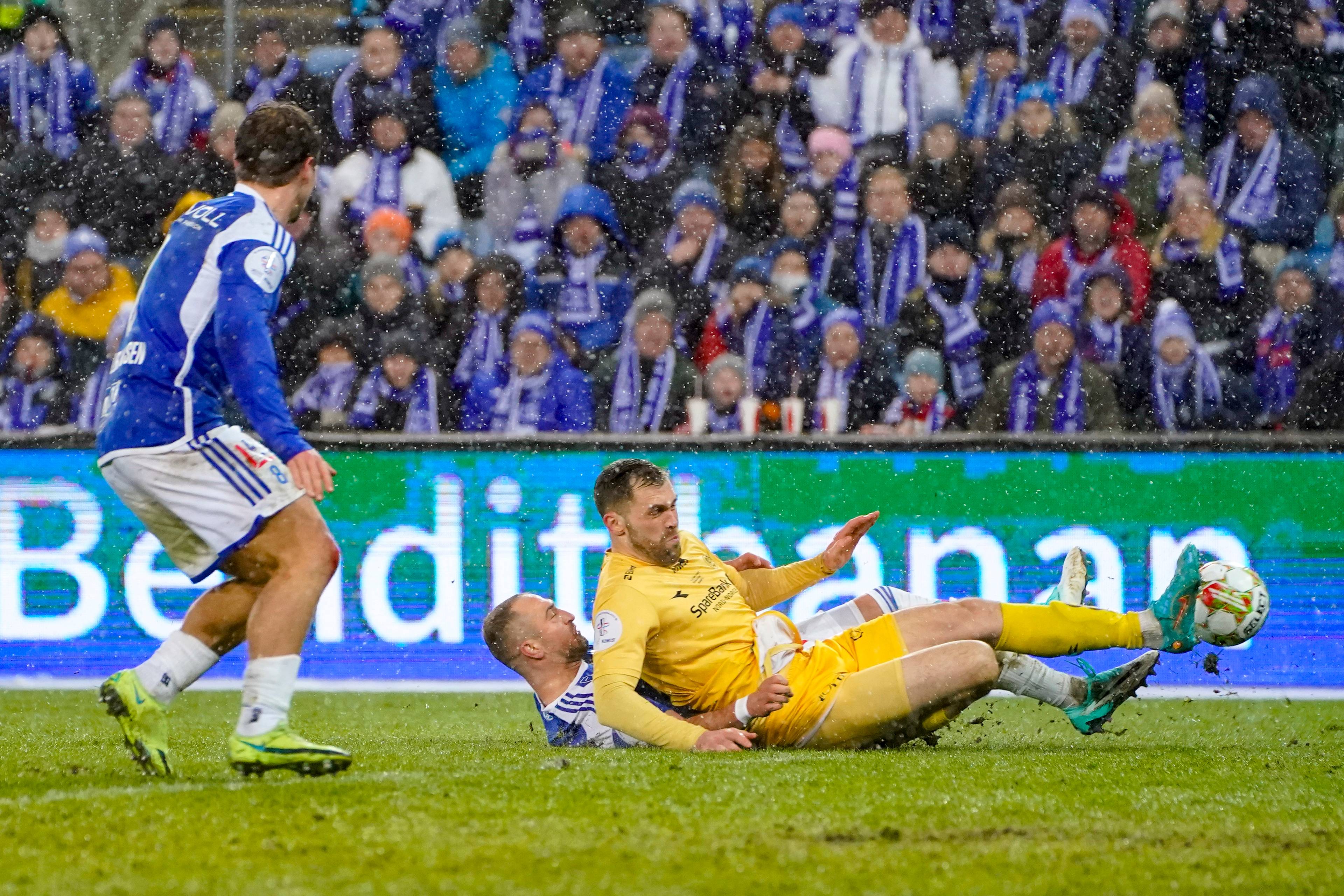 Moldes Veton Berisha og Bodø/Glimts Brede Moe under cupfinalen i fotball for menn 2023 mellom Bodø/Glimt og Molde på Ullevaal stadion i Oslo.