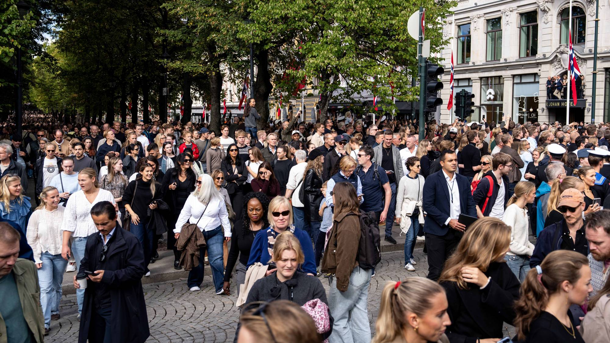 Mange mennesker går i gågaten Karl Johans gate i Oslo sentrum. (Bildebeskrivelsen er laget av en KI-tjeneste)