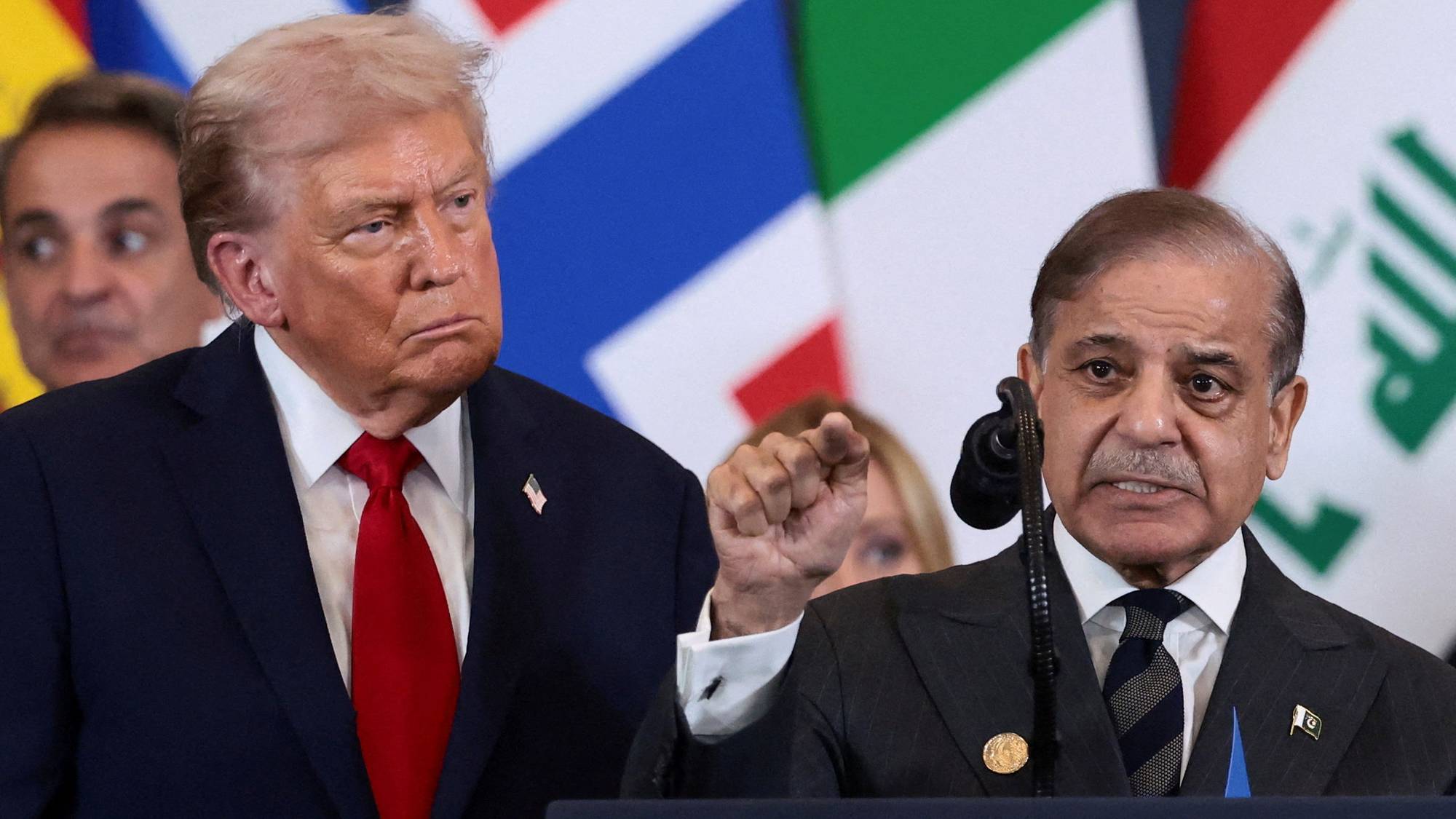 USAs president Donald Trump og Pakistans statsminister Shehbaz under signeringen av den første delen av en våpenhvile mellom Israel og Hamas Sharif i Sharm El-Sheikh, Egypt, oktober 2025. 