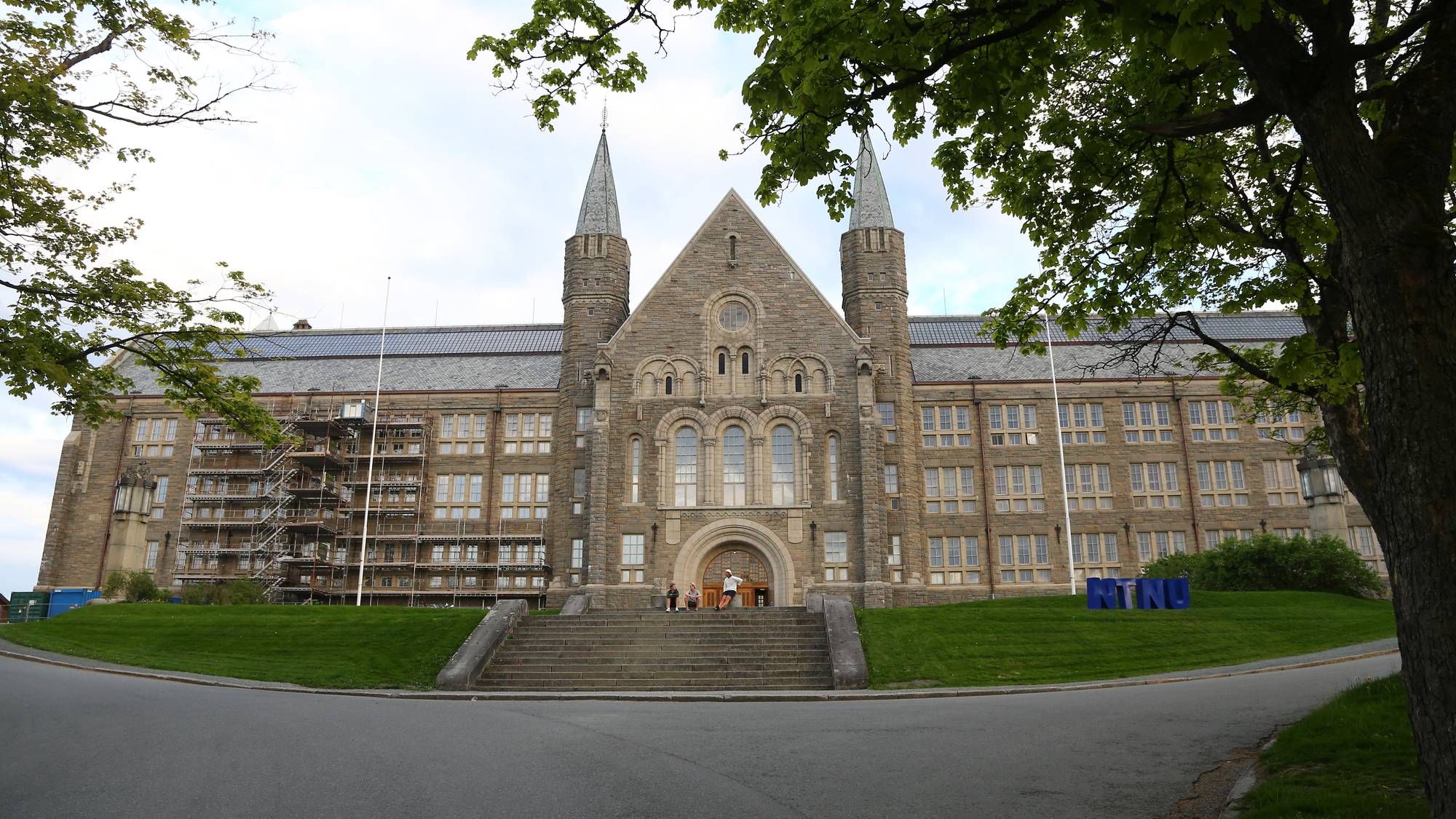 Fasaden til NTNU Gløshaugen i Trondheim