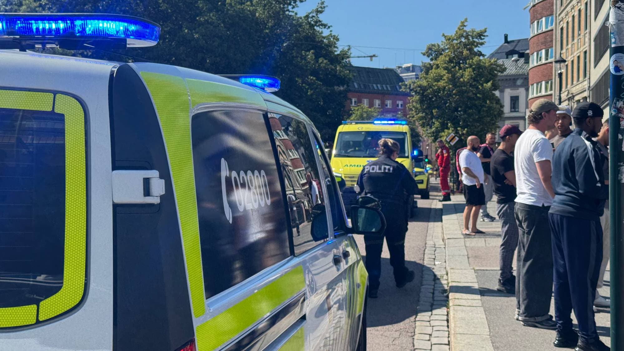 Politi og ambulanse på et i en bygate