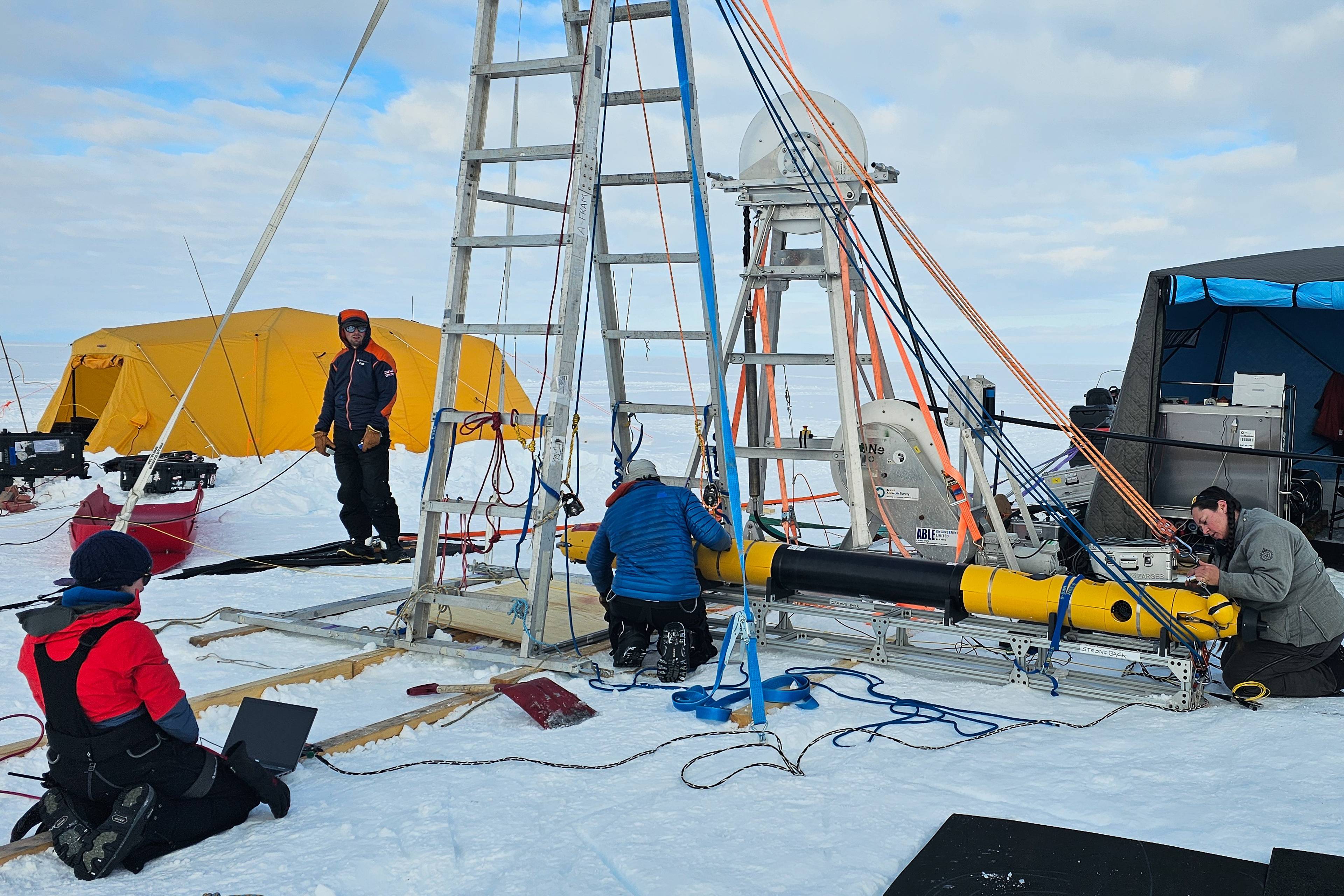 Eit internasjonalt forskarteam frå Norsk Polarinstitutt, British Antarctic Survey og Cornell University i arbeid på Fimbulisen, den største isbremmen i det norske området Dronning Maud Land.