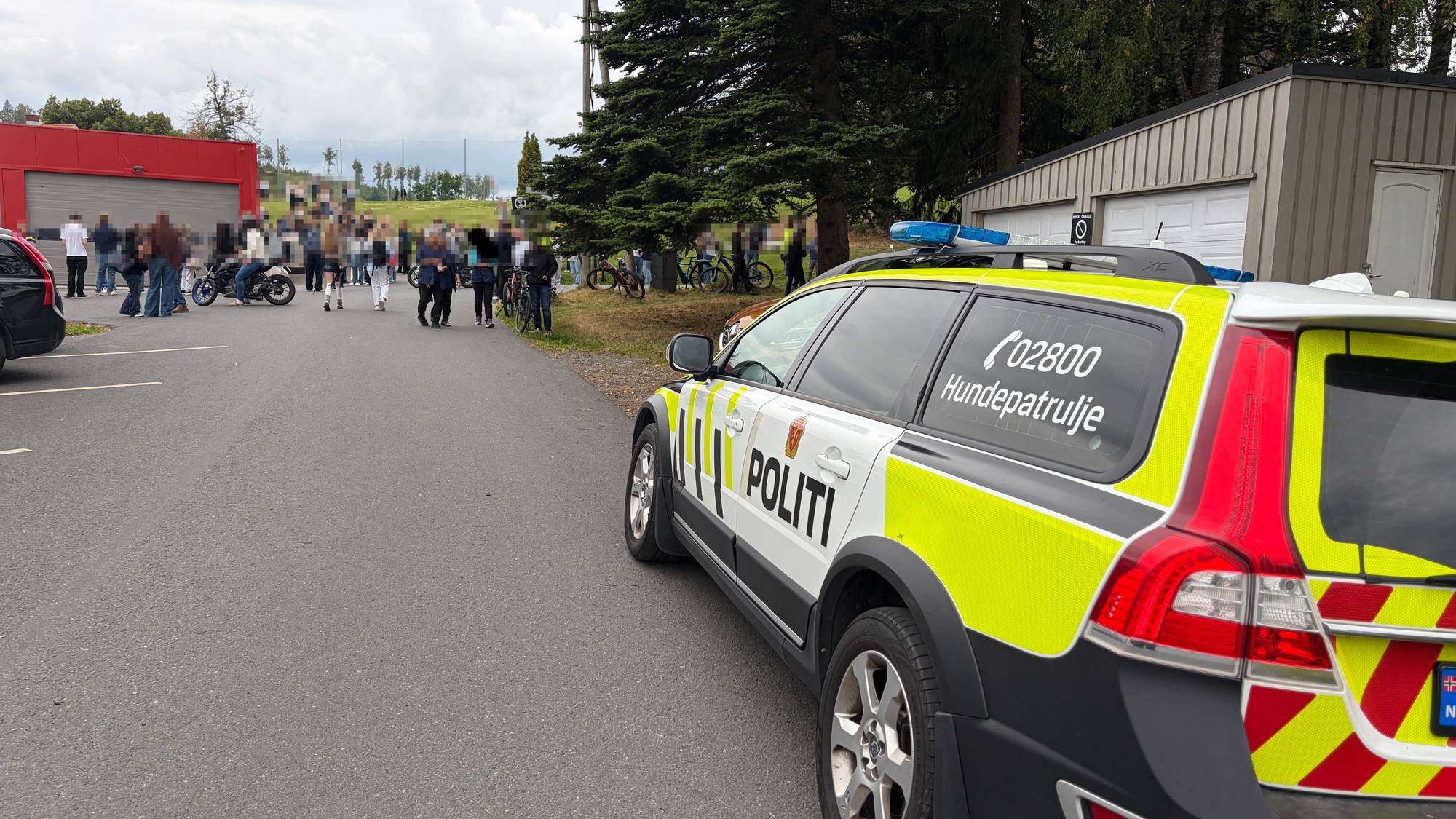 politibil og elever
