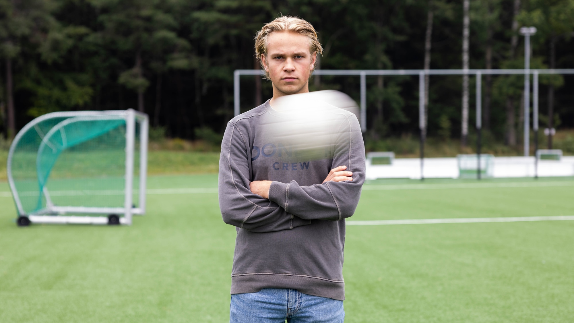Bilde av skribenten Jesper Sandberg på en fotballbane med en ball som kastes foran han. 