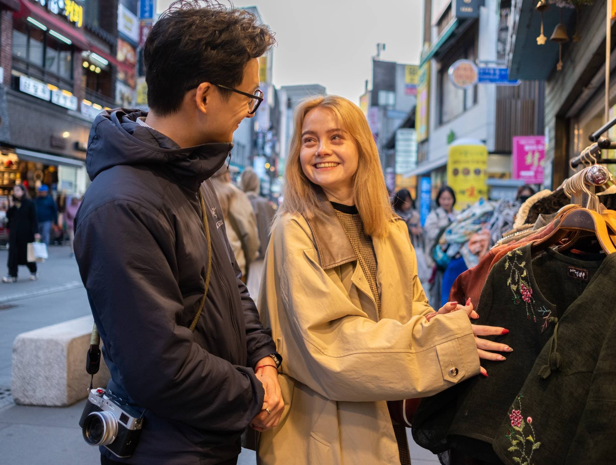 Anders and his girl friend Anne Lise search a gift for his biologic mother, whom they are going to visit next day. Seoul, April 7. Fang Yongbin/NRK 