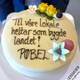 Foto: Time kommune En bløtkake der det står "til vårelokale helter som bygde landet"