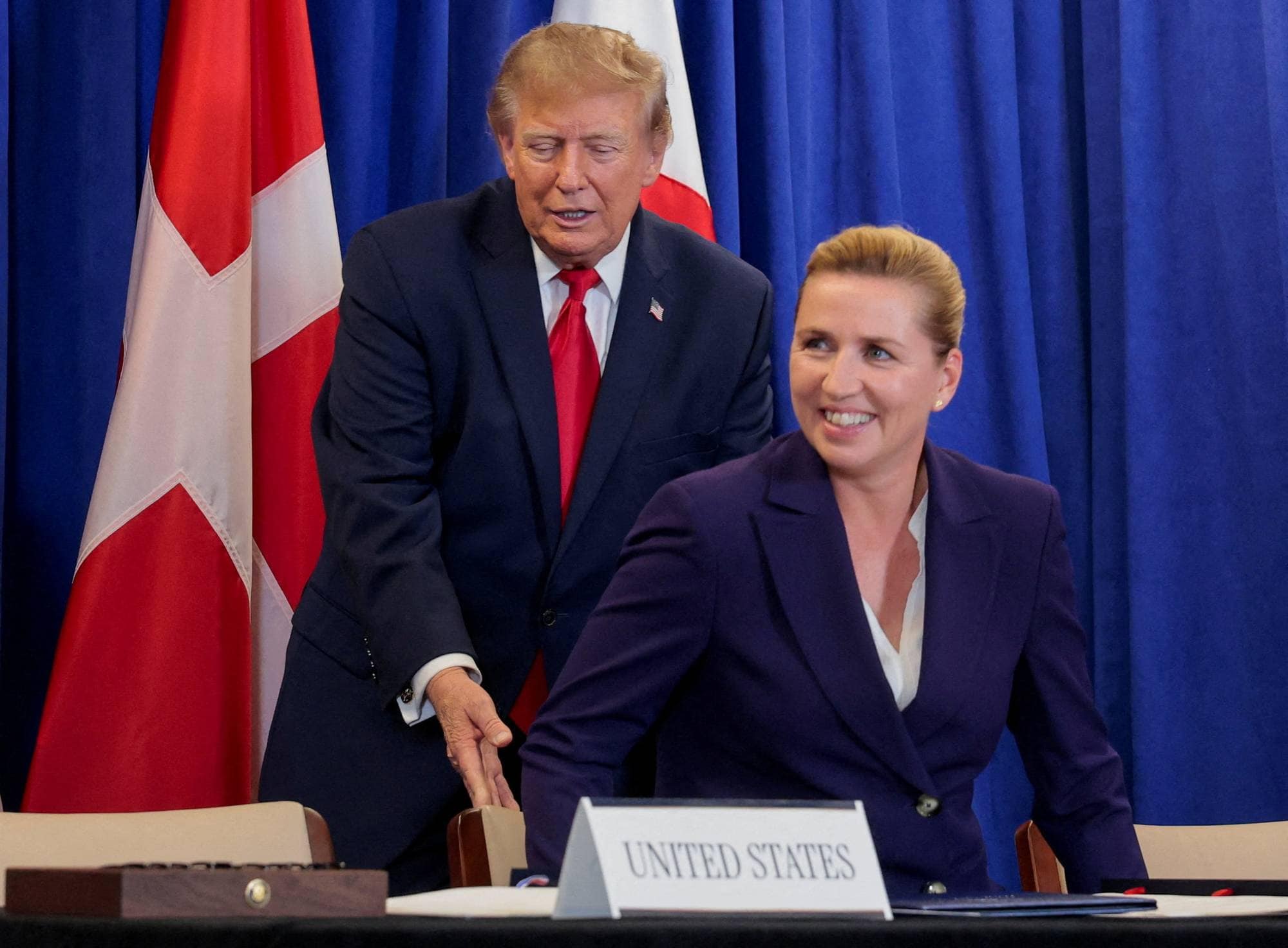 USAs president Donald Trump geleider Danmarks statsminister Mette Fredriksen ved møtebordet. 