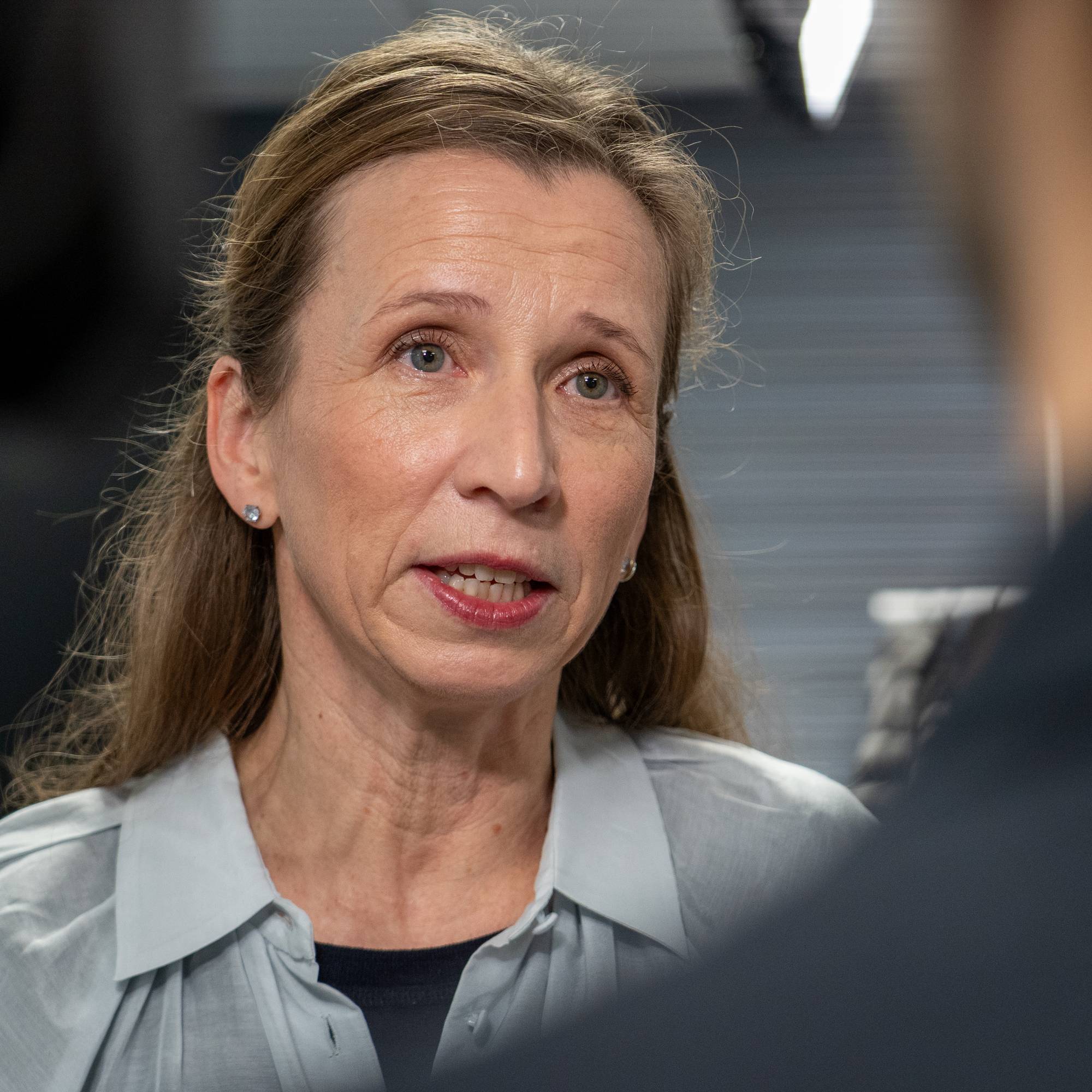 Bak Justisminister Astri Aas-Hansen er det luksus håndvesker, pelskåper, klokker og penger, som er Politiets inndragning i konkrete eksisterende straffesaker. Fotografert på politihuset på Grønland i Oslo.