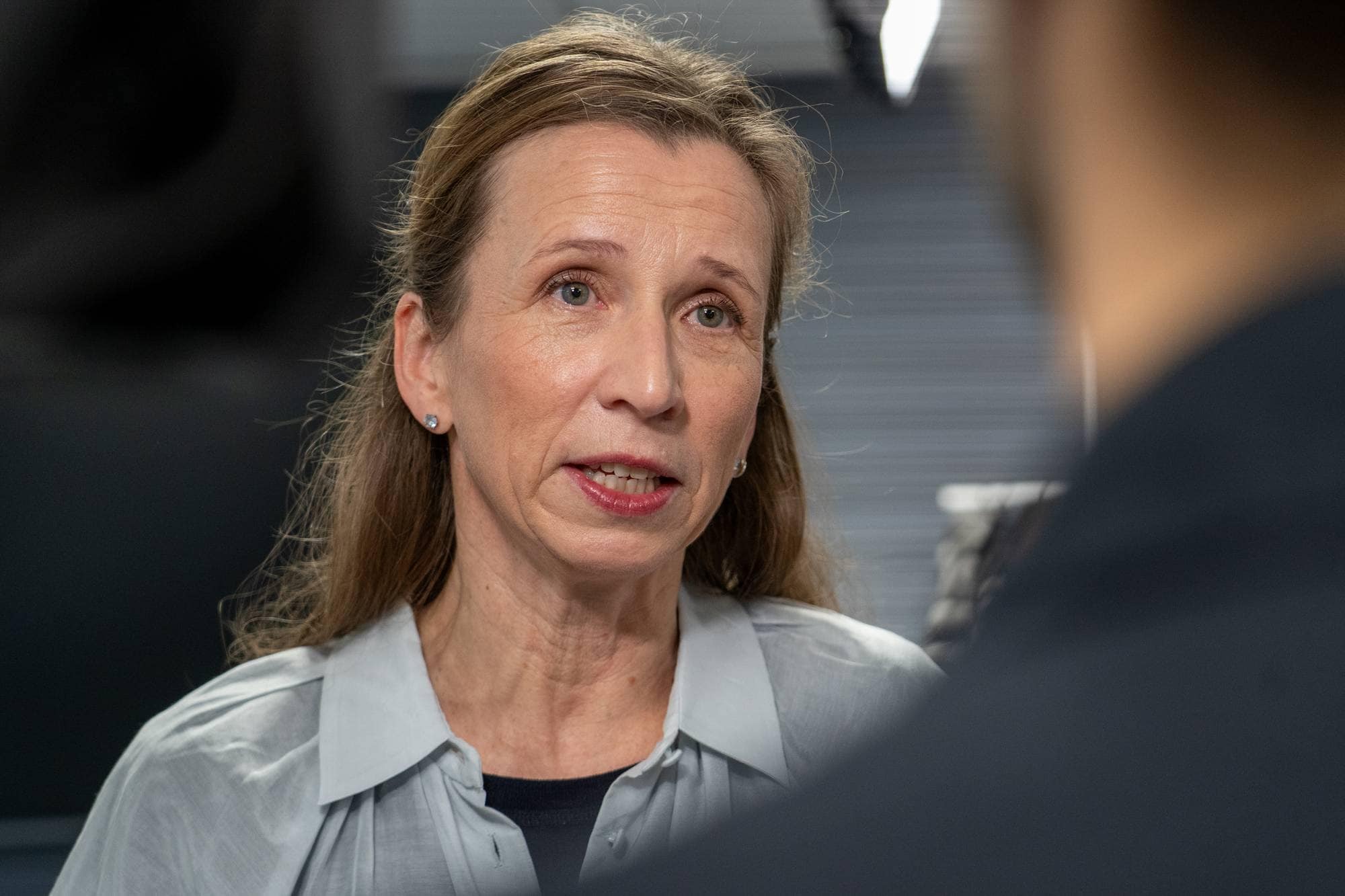 Bak Justisminister Astri Aas-Hansen er det luksus håndvesker, pelskåper, klokker og penger, som er Politiets inndragning i konkrete eksisterende straffesaker. Fotografert på politihuset på Grønland i Oslo.