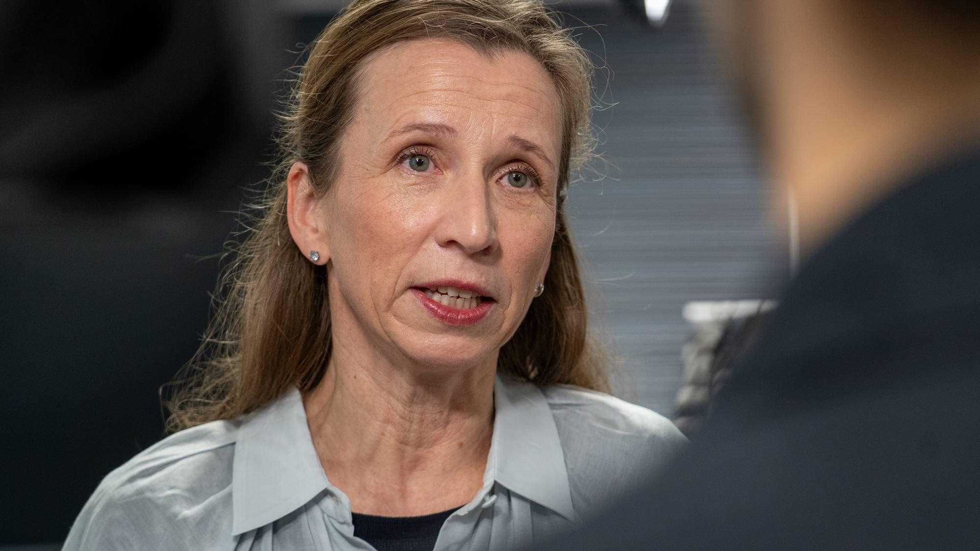 Bak Justisminister Astri Aas-Hansen er det luksus håndvesker, pelskåper, klokker og penger, som er Politiets inndragning i konkrete eksisterende straffesaker. Fotografert på politihuset på Grønland i Oslo.