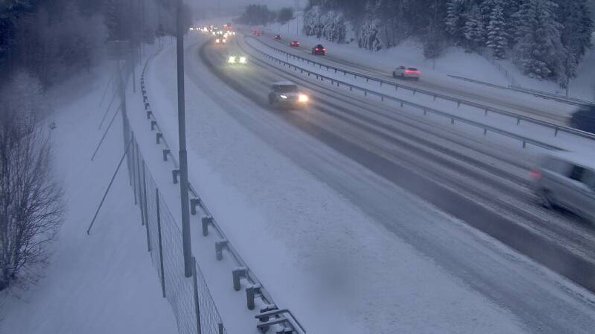 Snø og glatte veier – ber folk om å holde seg hjemme