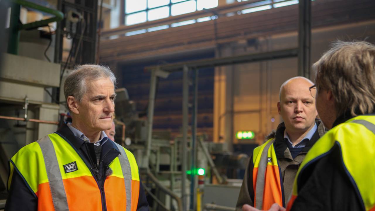 Sp-leder Trygve Slagsvold Vedum og Ap-leder Jonas Gahr Støre besøker Forestias fabrikk på Braskereidfoss i Innlandet.