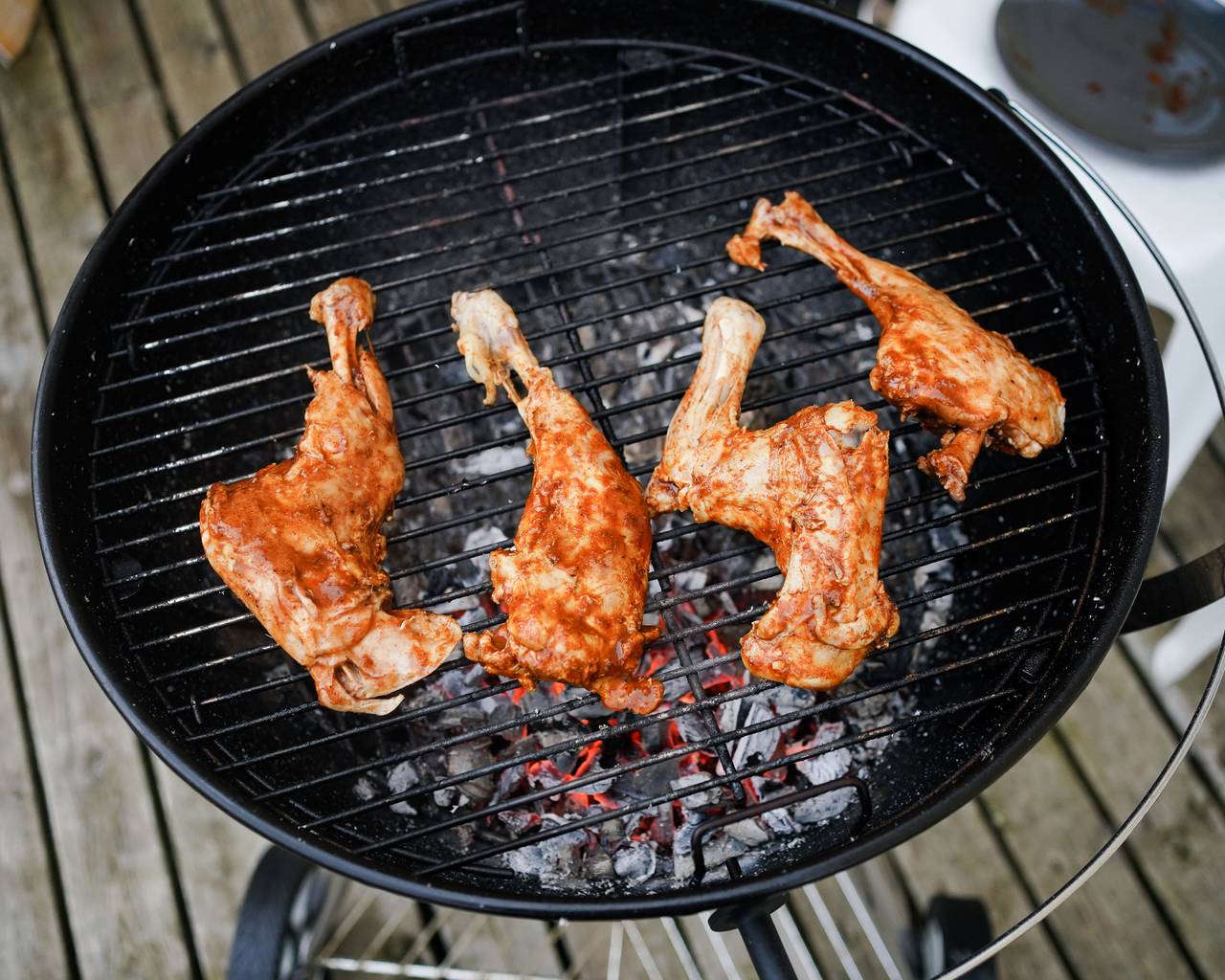 Bildene av lårene til geitekillingene som blir grillet.