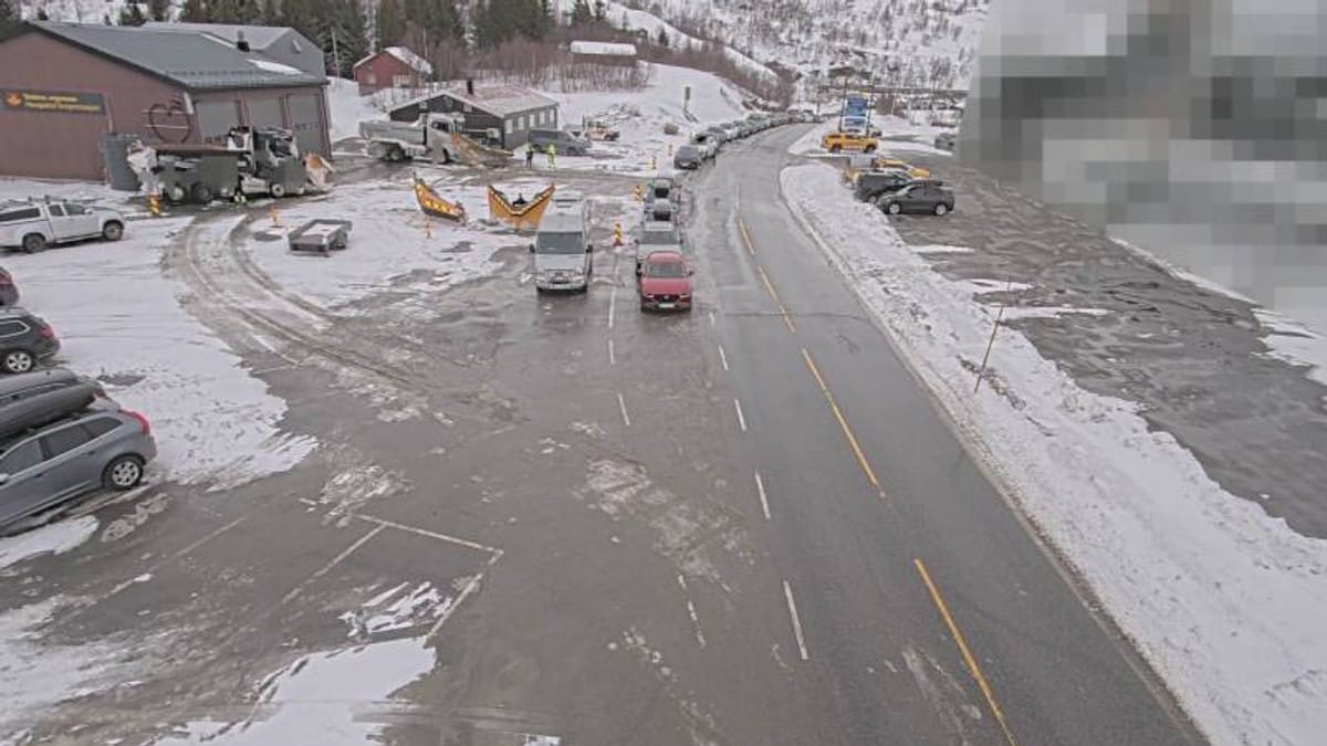 Uvêr skaper kolonnekøyring: Ber bilistar førebu seg på venting