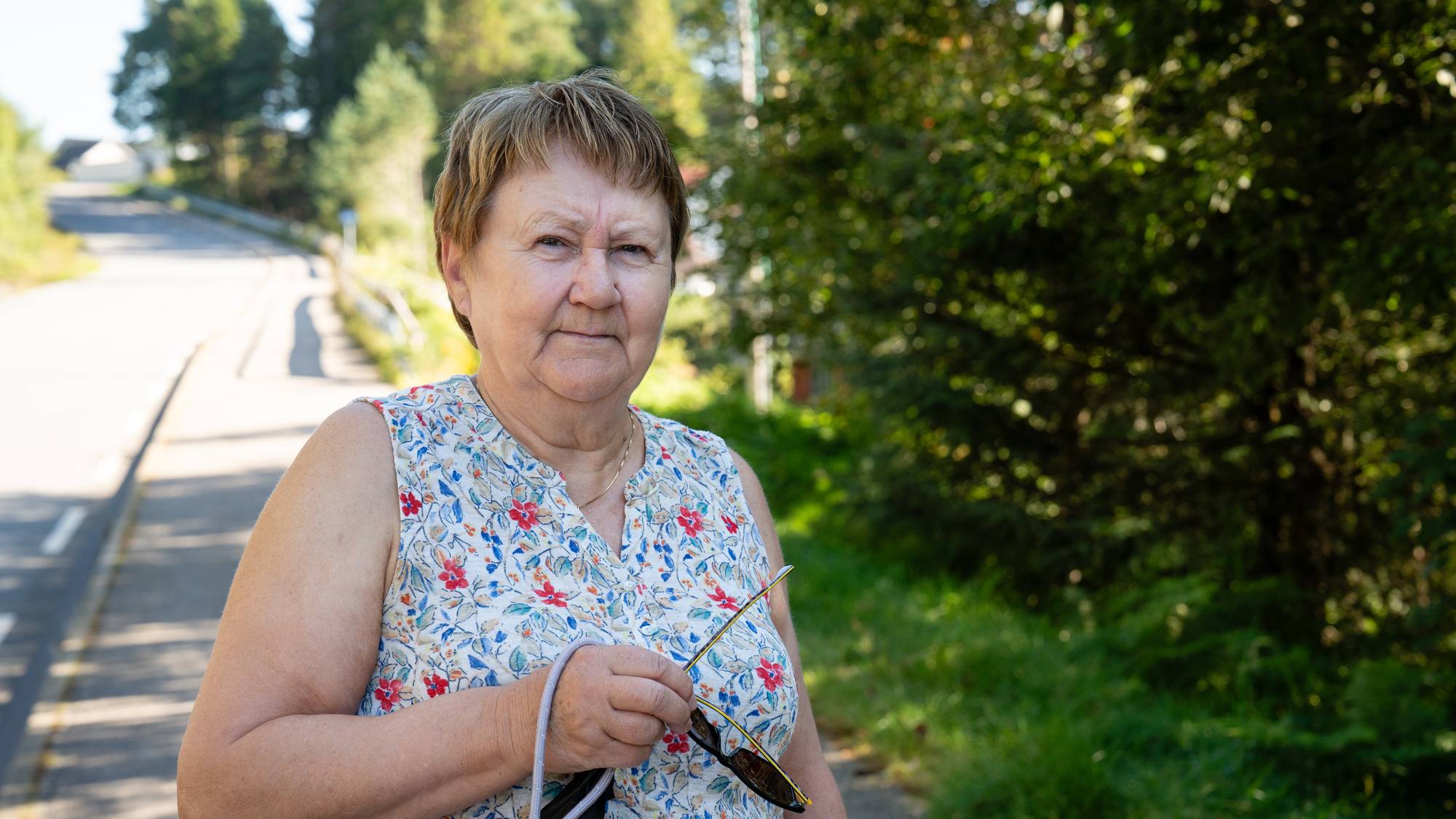 Wenche Seim ved branntomten i Øygarden dagen etter en eksplosjon og en brann i en bolig. 