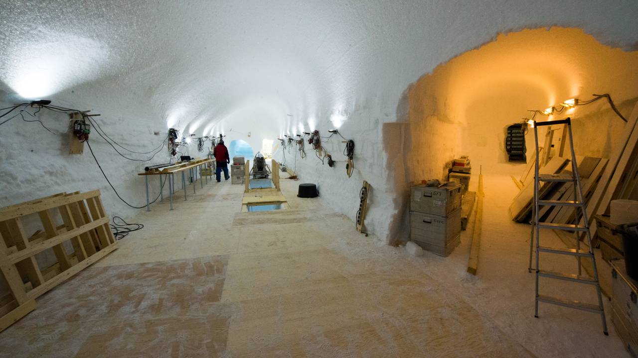 Forskere fra East Greenland Ice-core-prosjektet setter opp base på Grønland.